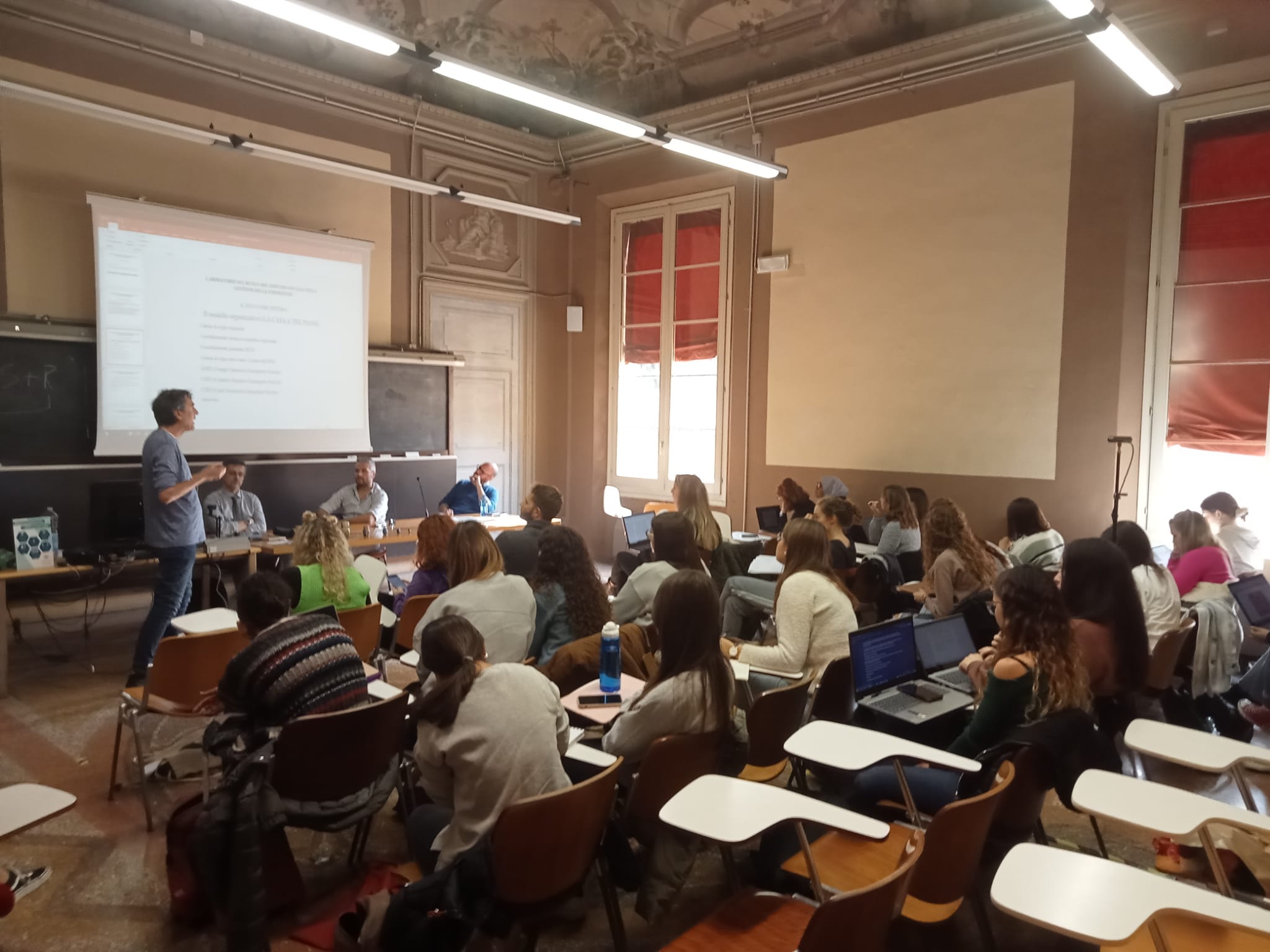 Un'immagine che ritrae mobilia, sedia, dispositivo elettronico, sala e tecnologia.