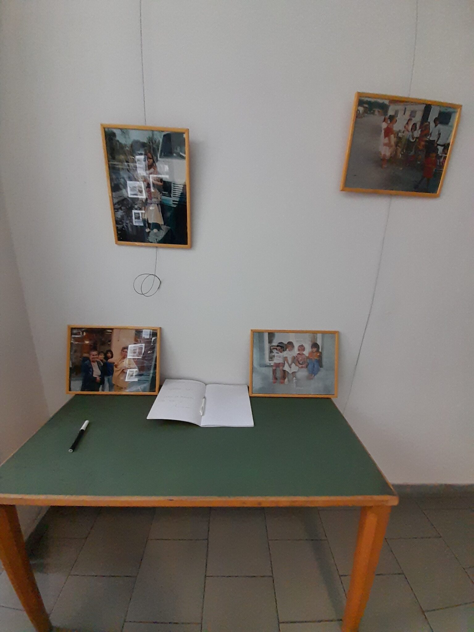 Un'immagine che ritrae mobilia, legna, pavimentazione, tavolo e pavimento.
