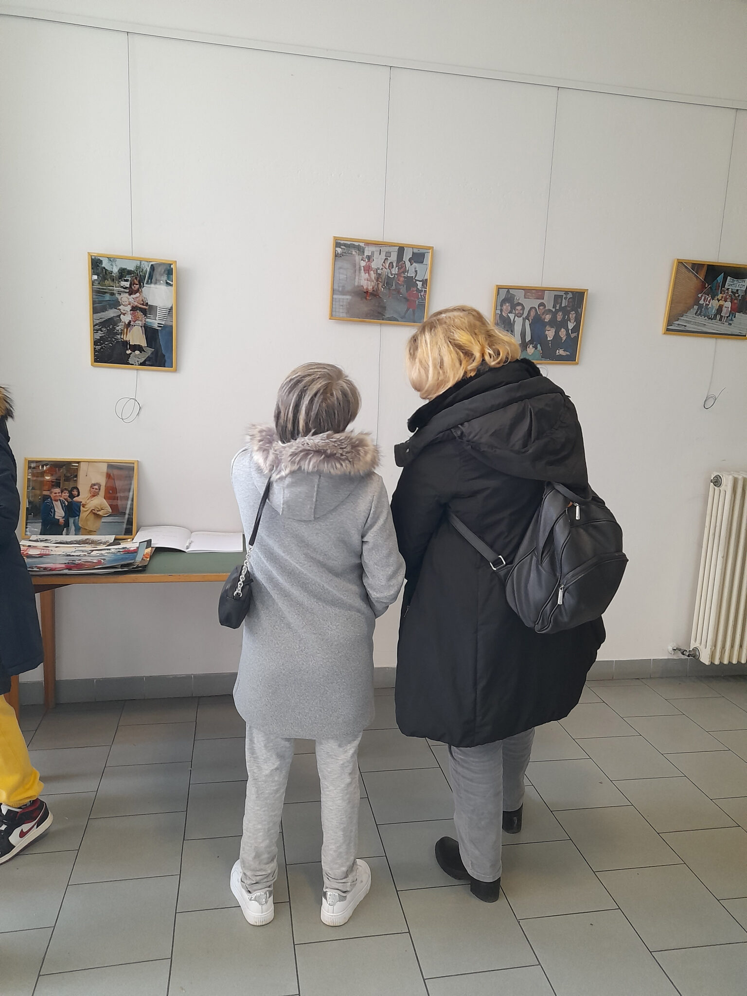 Un'immagine che ritrae capispalla, giacca, borsa, pavimentazione e bagagli e borse.