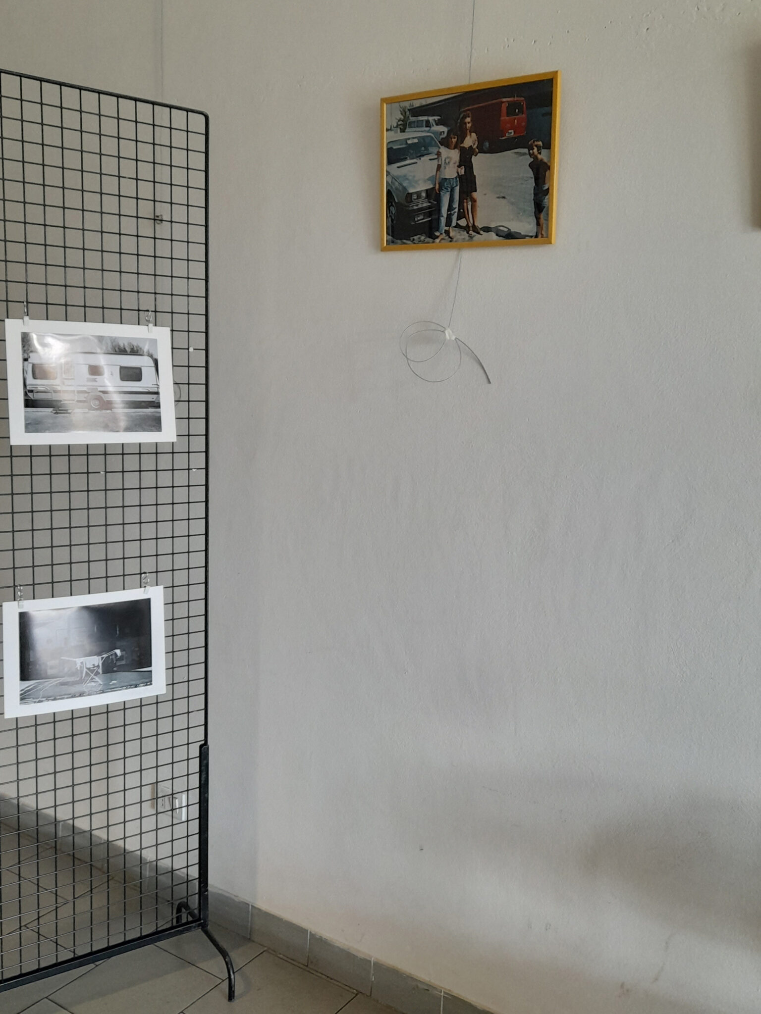Un'immagine che ritrae maglia, ferro, metallo, scaffalature e progetto.