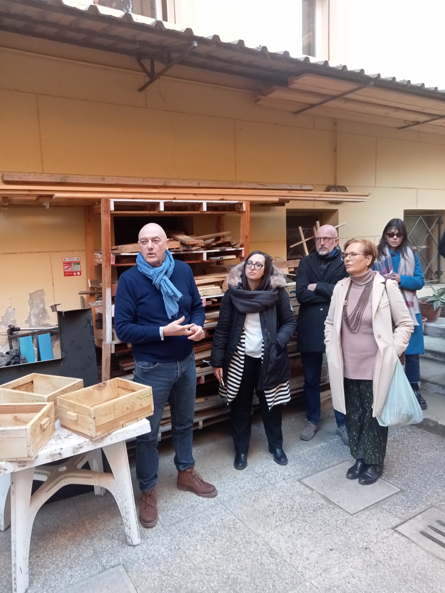 Un'immagine che ritrae bagagli e borse, borsa, borsa a mano, mensola e consegna del pacco.