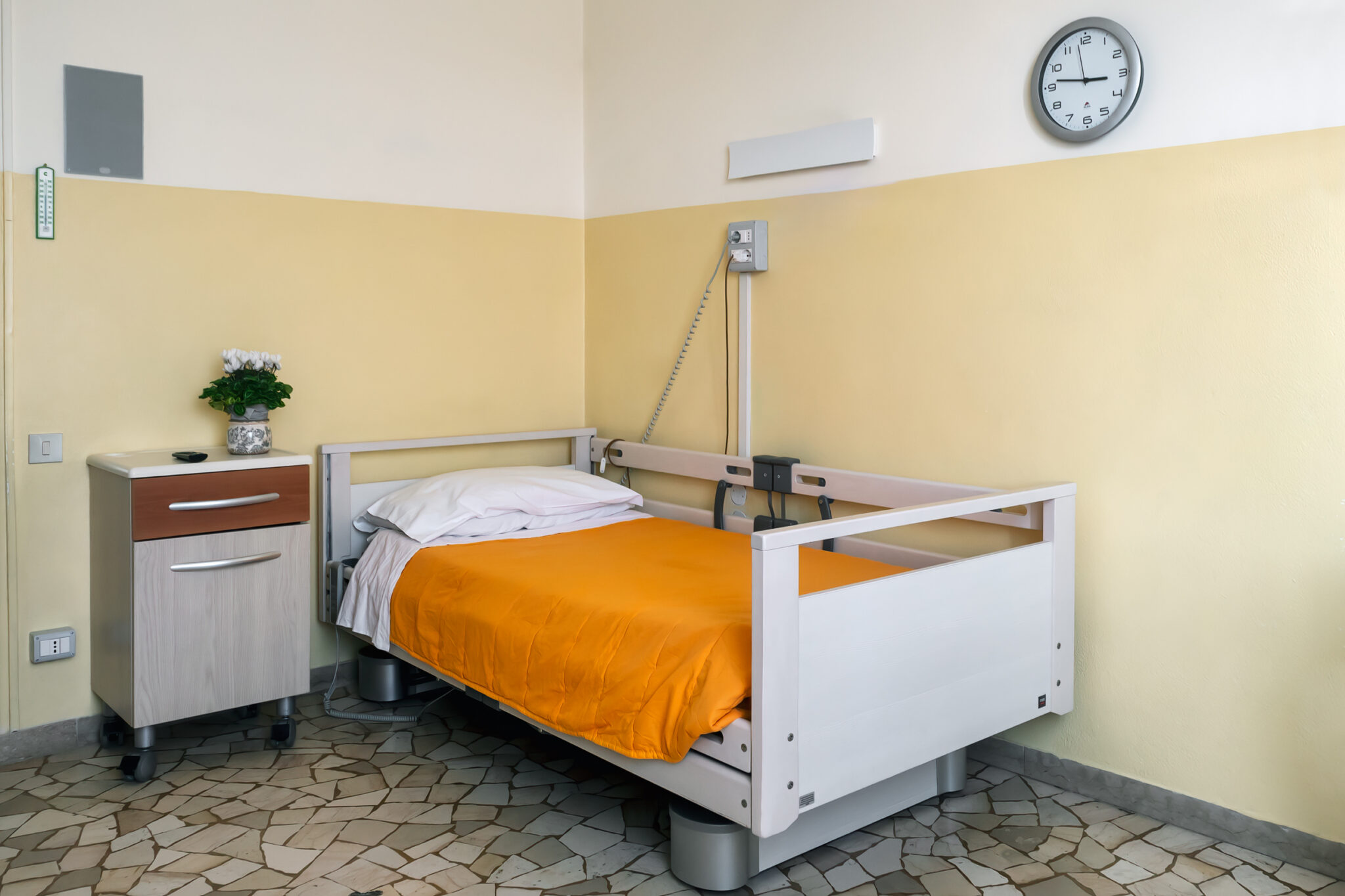 Un'immagine che ritrae mobilia, letto, pavimento, pavimentazione e design d'interni.