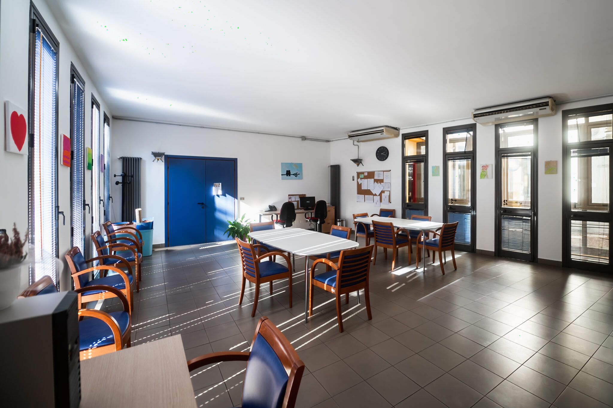 Un'immagine che ritrae mobilia, pavimentazione, design d'interni, pavimento e soffitto.