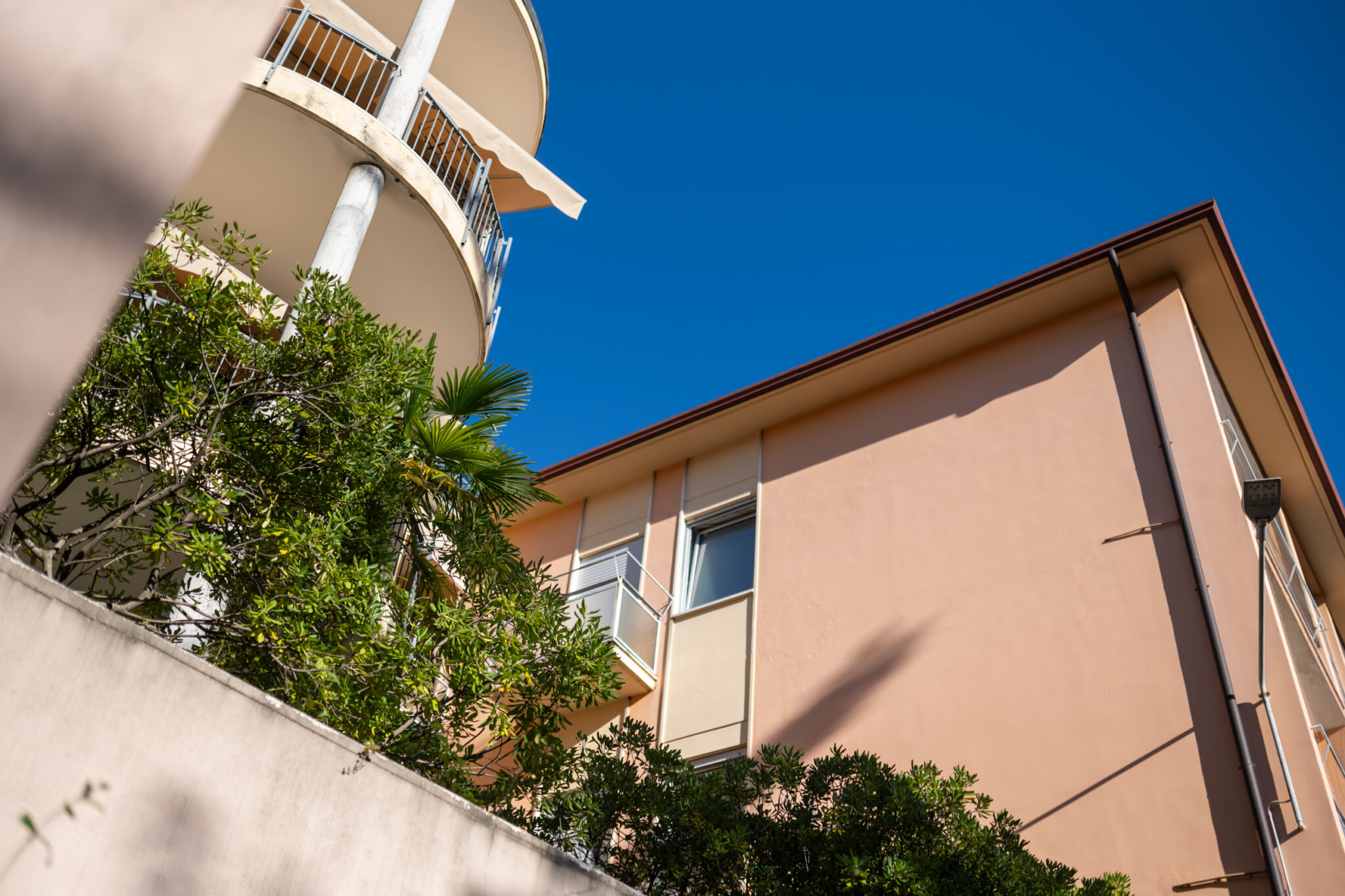 Un'immagine che ritrae giorno, appartamento, balcone e illuminazione diurna.