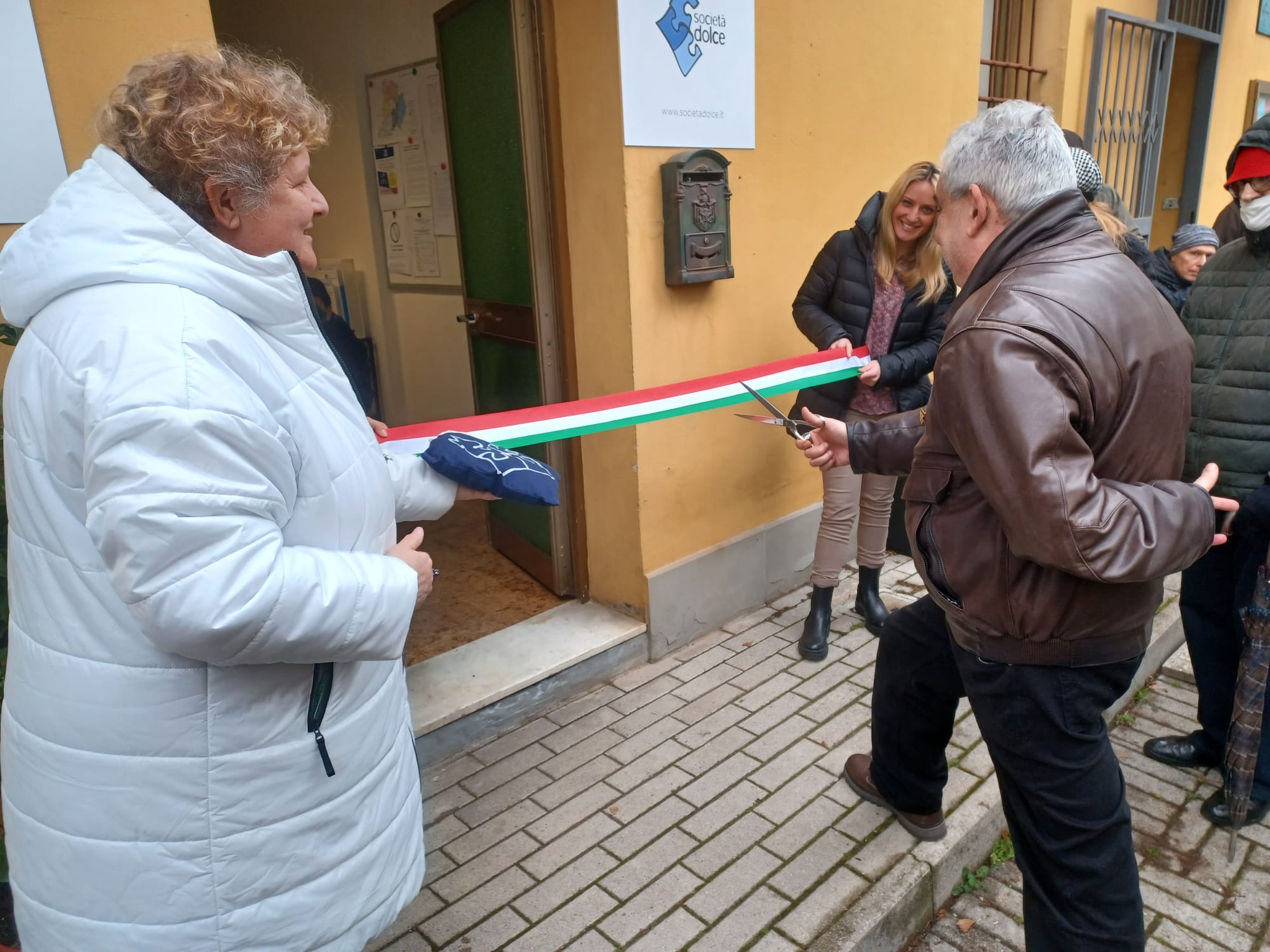 Un'immagine che ritrae pantaloni, capispalla, giacca, conversazione e stivale.