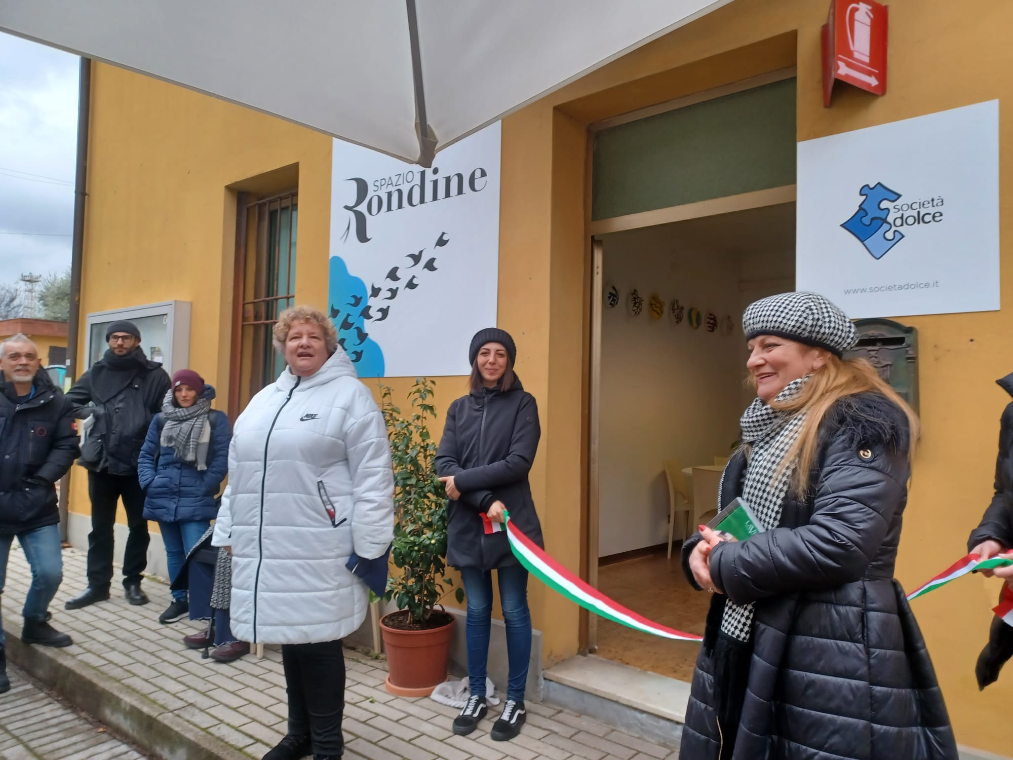 Un'immagine che ritrae giacca, bagagli e borse, borsa, sciarpa e borsa a mano.