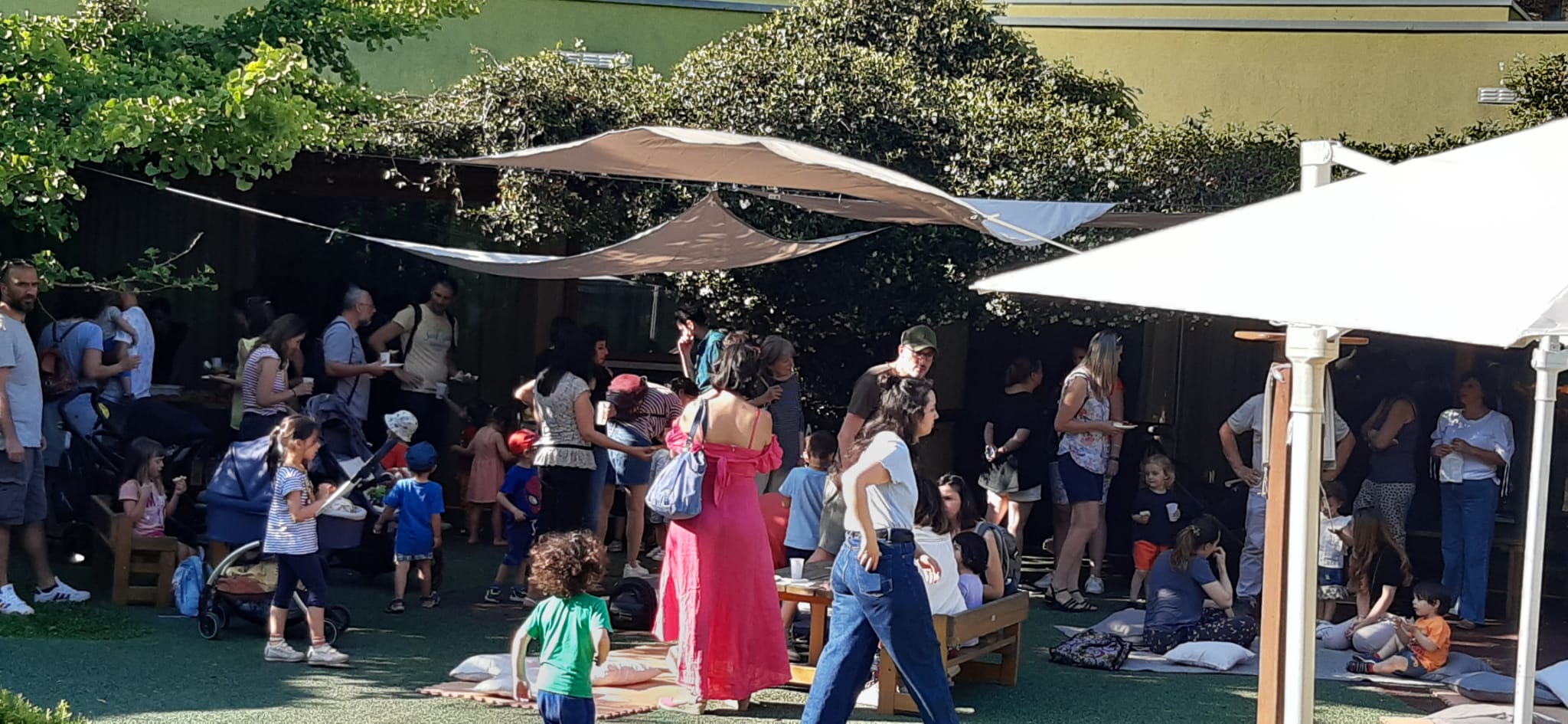 Un'immagine che ritrae evento, folla, tenda, comunità e estate.