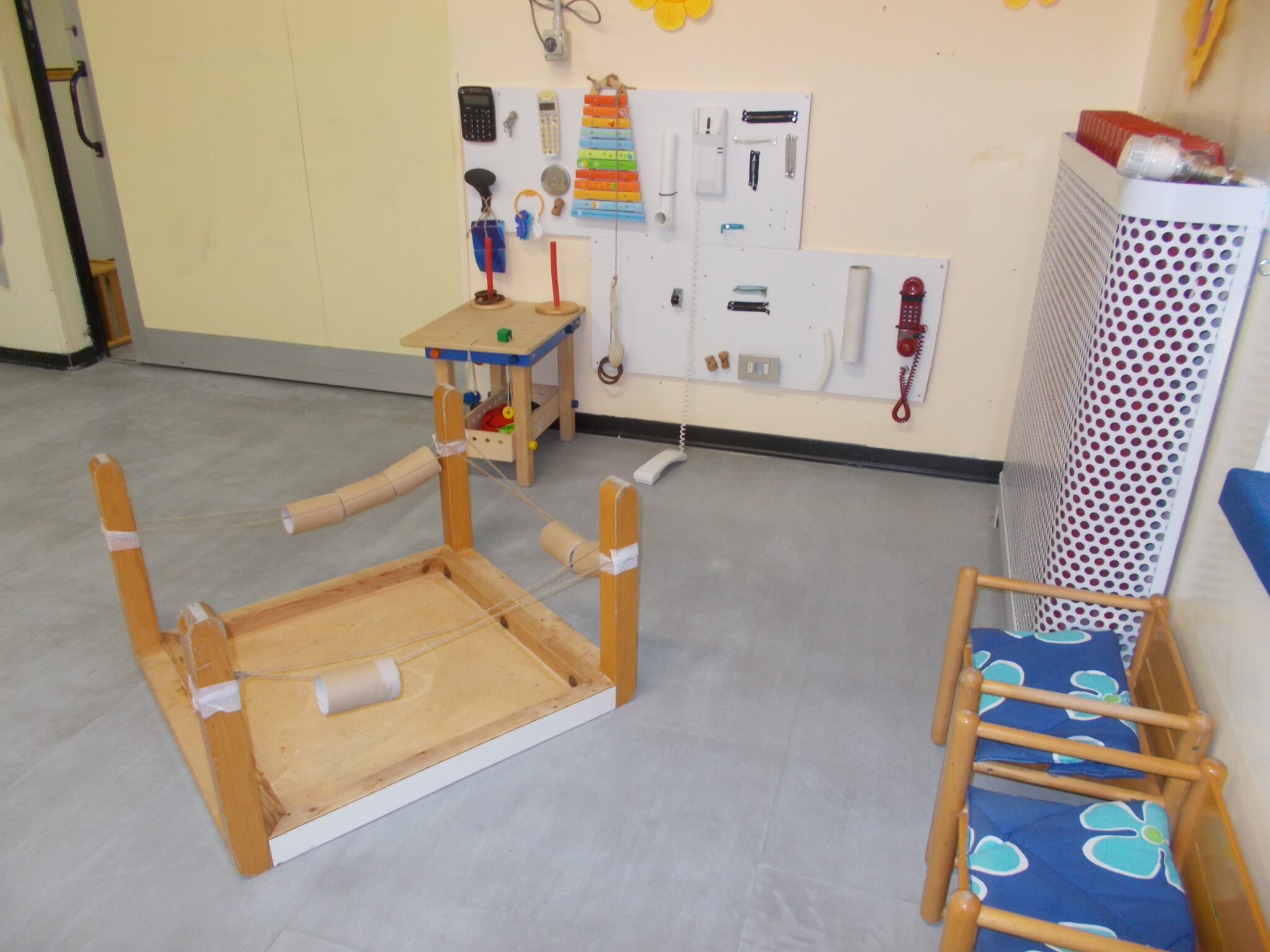 Un'immagine che ritrae pavimentazione, pavimento, camera, bambino e mordente per legno.