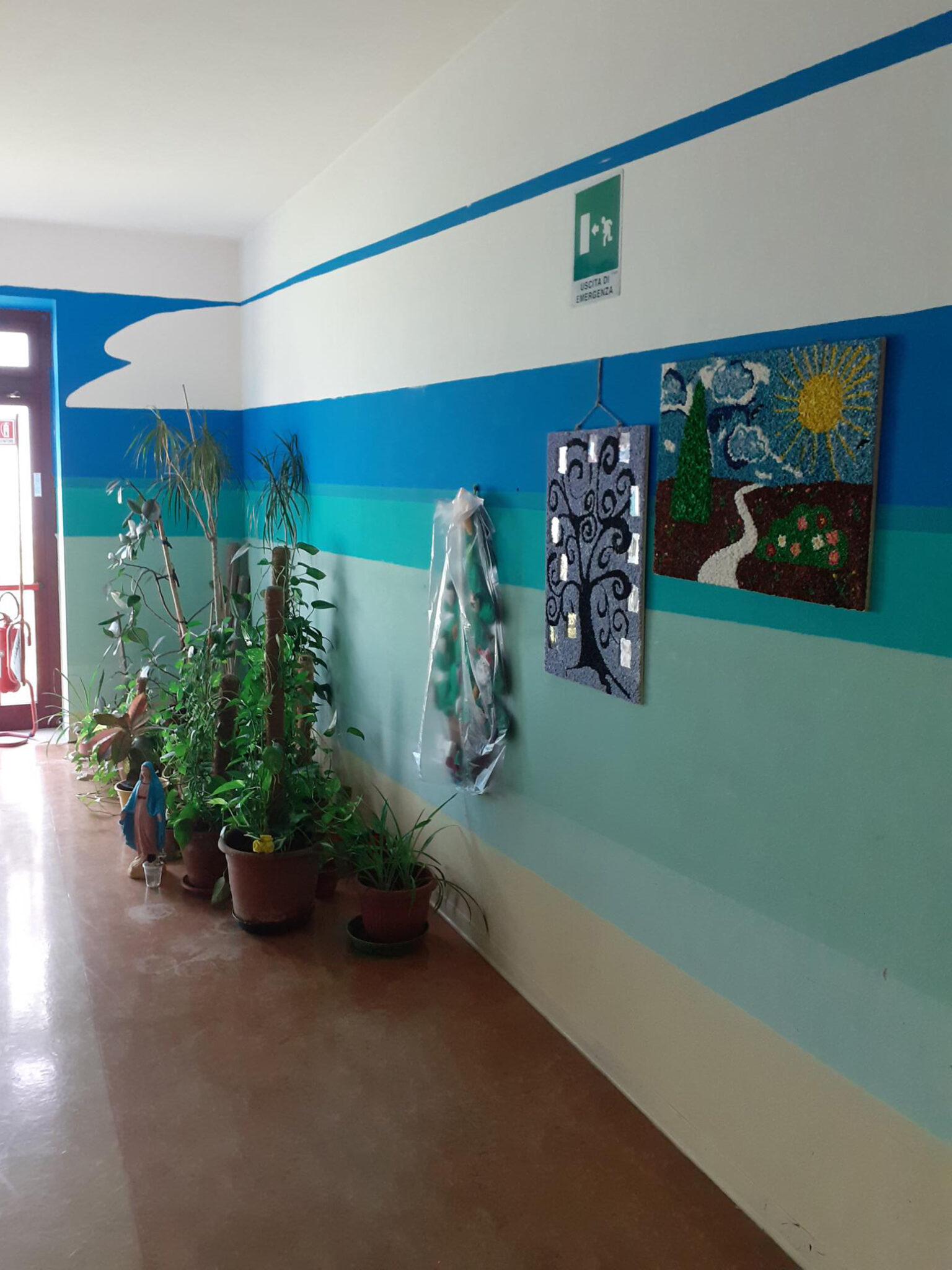 Un'immagine che ritrae blu, pavimentazione, colore, adesivo da parete e arte moderna.