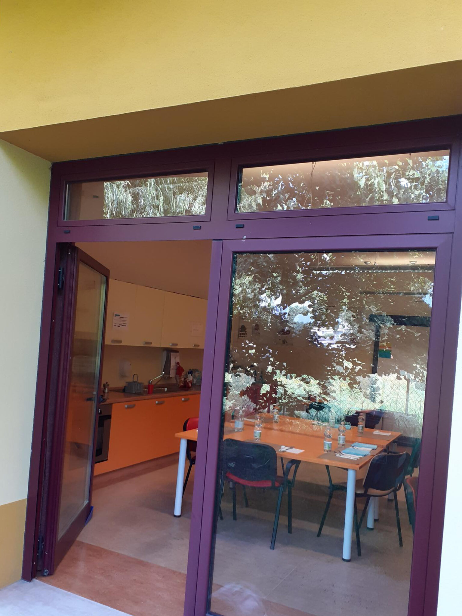 Un'immagine che ritrae porta, porta di casa, bicchiere, mordente per legno e legno duro.