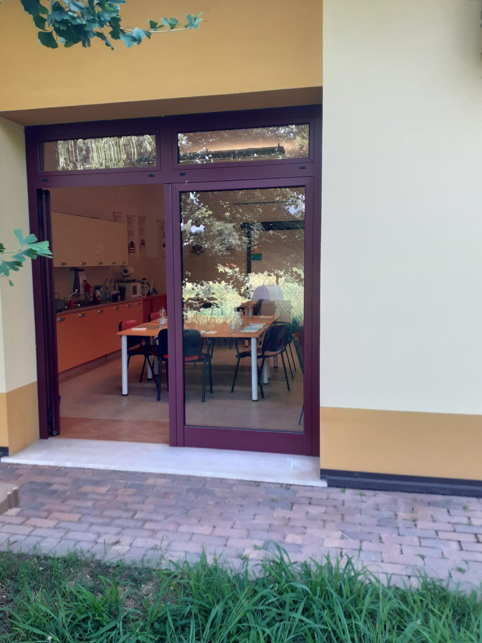 Un'immagine che ritrae legna, porta, pavimento, pavimentazione e porta di casa.