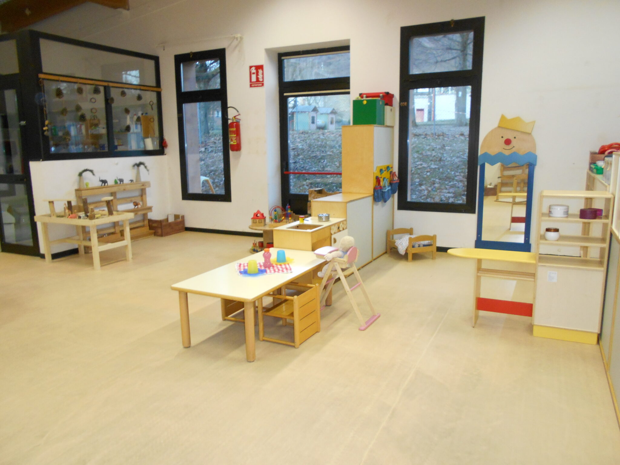 Un'immagine che ritrae pavimentazione, design d'interni, mobilia, camera e asilo.