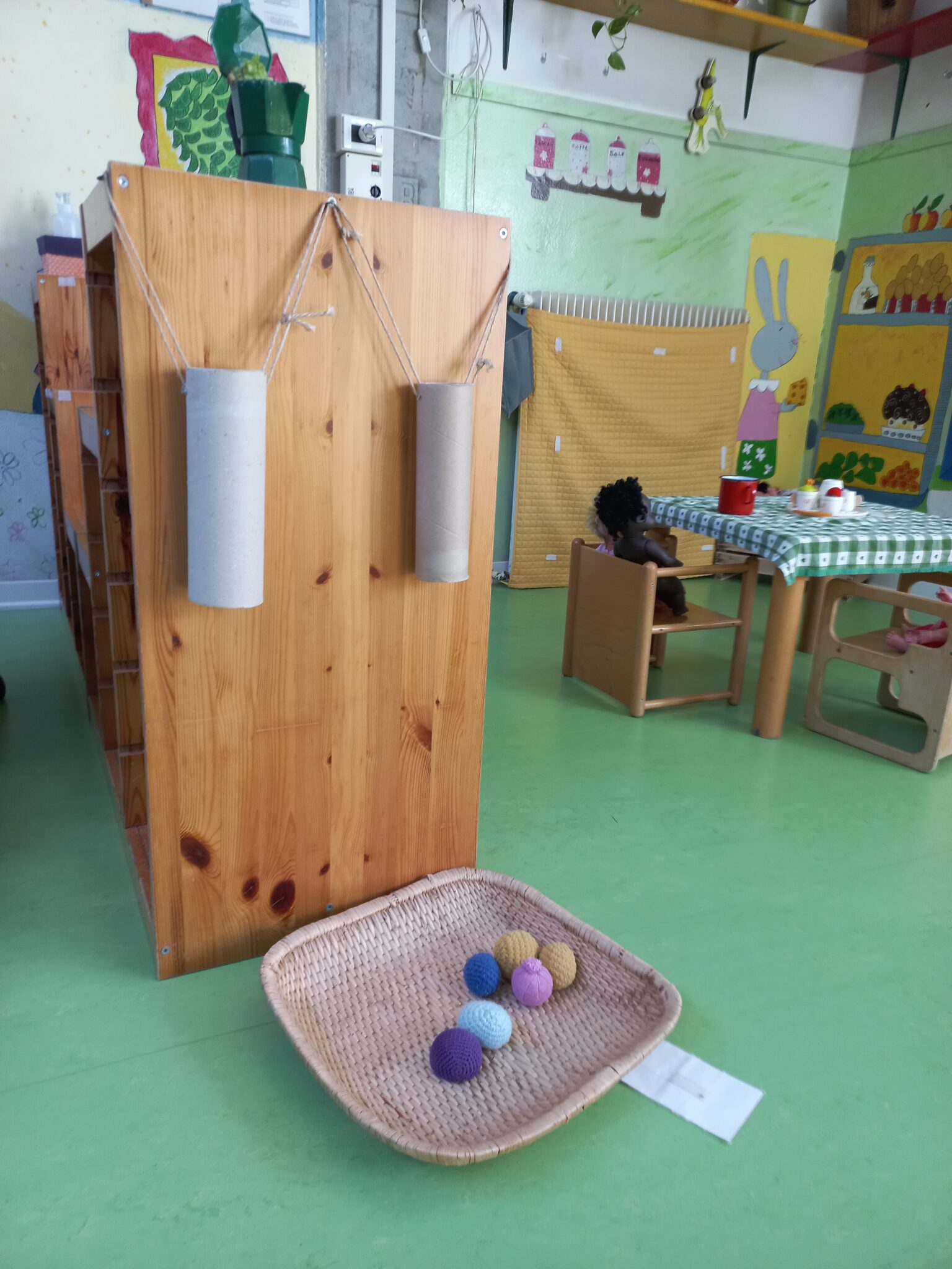 Un'immagine che ritrae legna, pavimentazione, camera, mordente per legno e giocattolo.