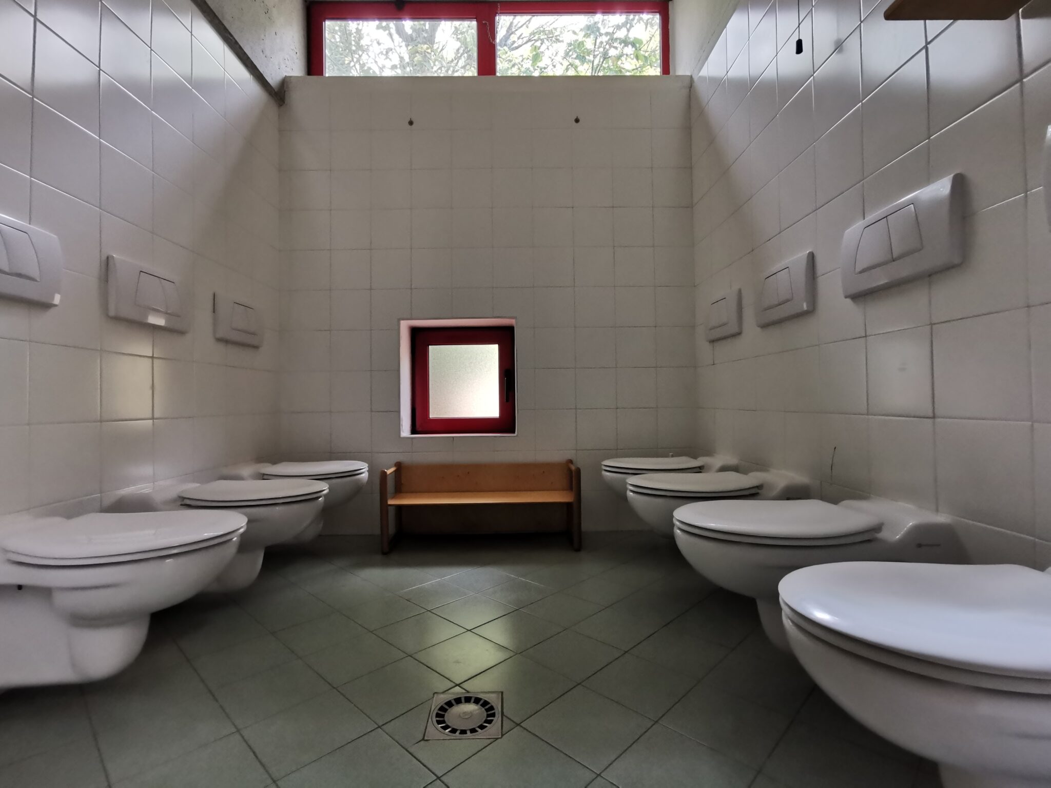Un'immagine che ritrae apparecchio idraulico, pavimentazione, bagno, pavimento e design d'interni.