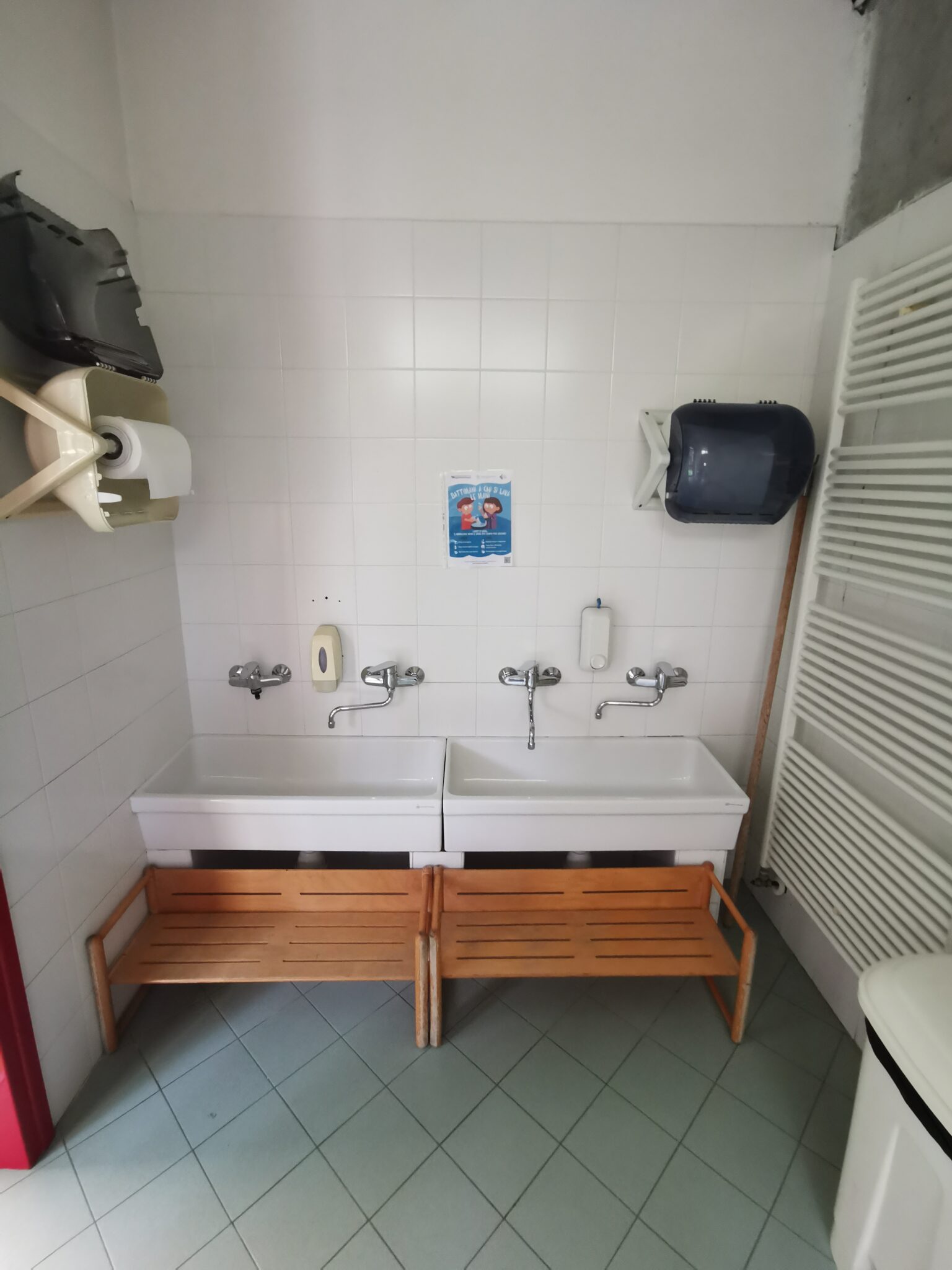 Un'immagine che ritrae pavimentazione, legna, pavimento, design d'interni e lavandino del bagno.