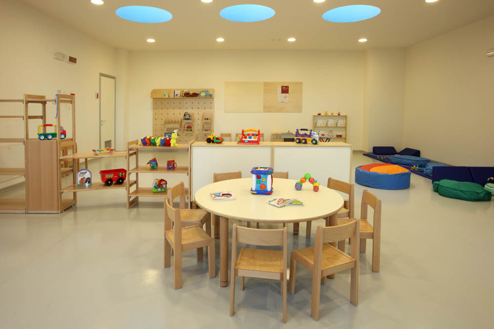 Un'immagine che ritrae mobilia, pavimentazione, design d'interni, pavimento e scaffalature.