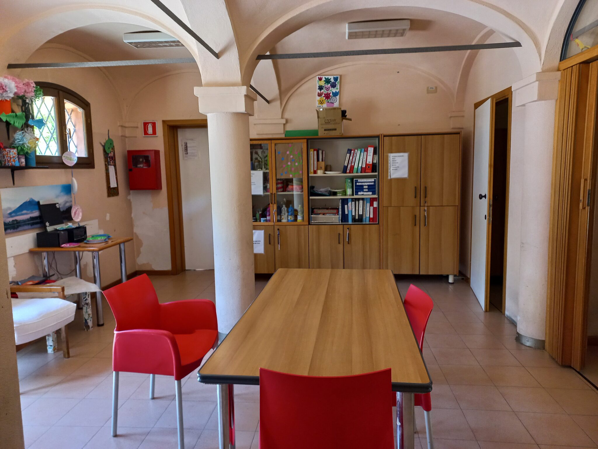 Un'immagine che ritrae mobilia, pavimentazione, legna, design d'interni e pavimento.