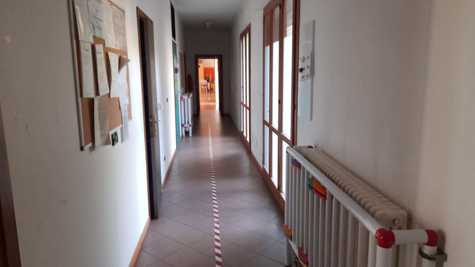 Un'immagine che ritrae pavimentazione, pavimento, legna, design d'interni e soffitto.