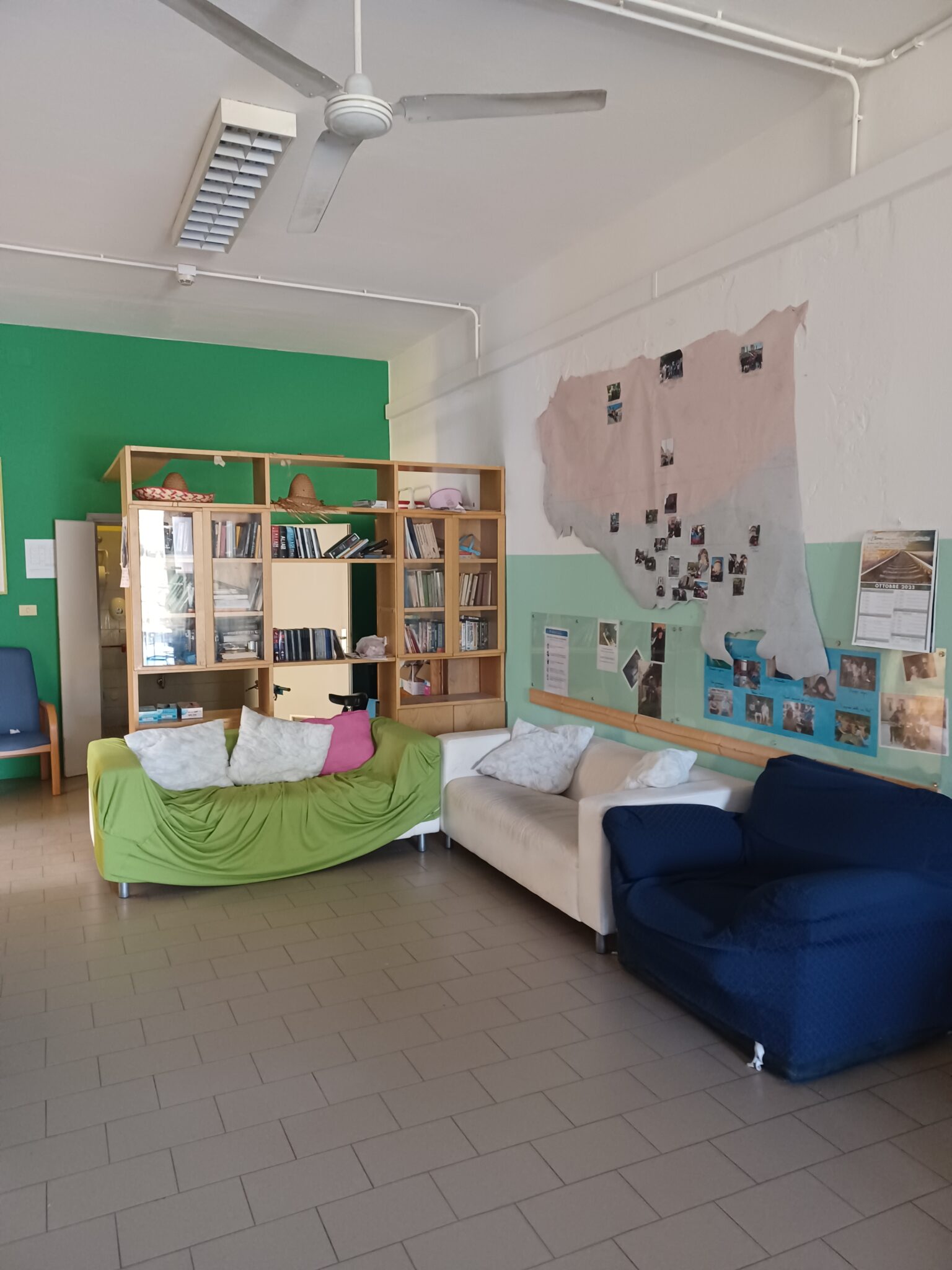 Un'immagine che ritrae mobilia, pavimentazione, design d'interni, pavimento e camera.