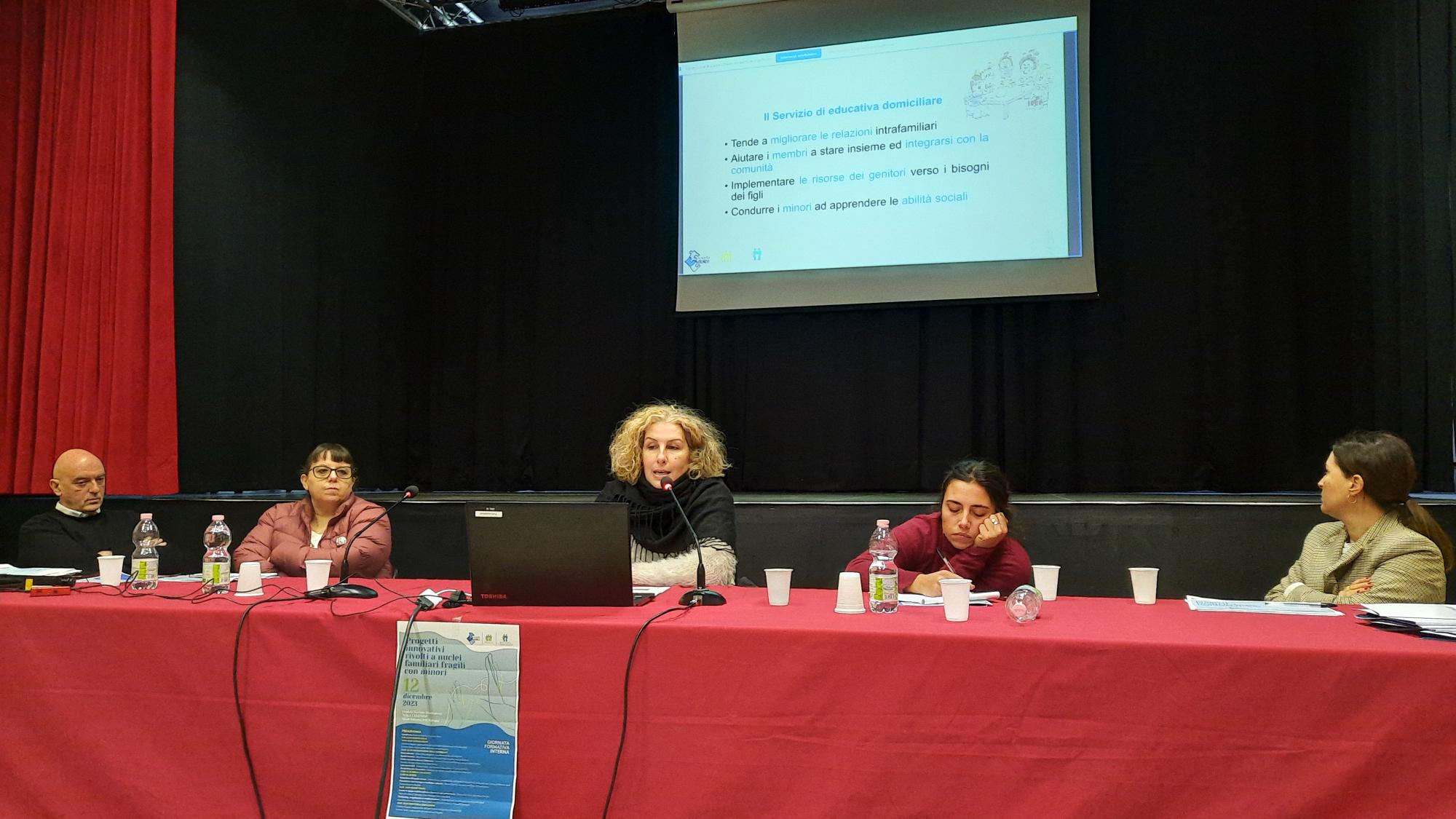 Un'immagine che ritrae mobilia, tavolo, evento, sedia e dispositivo elettronico.