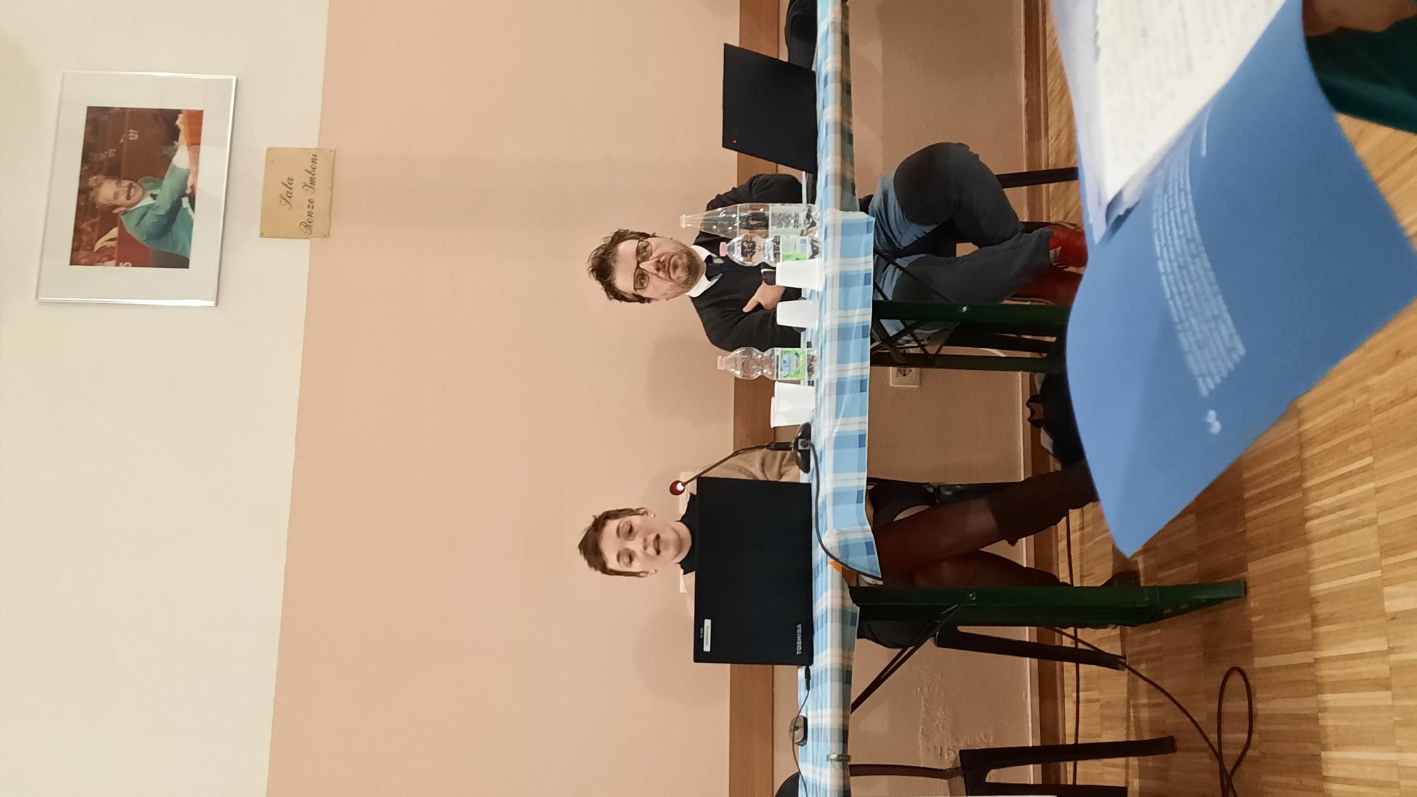 Un'immagine che ritrae mobilia, presentazione, sedia, vernice e discorso.
