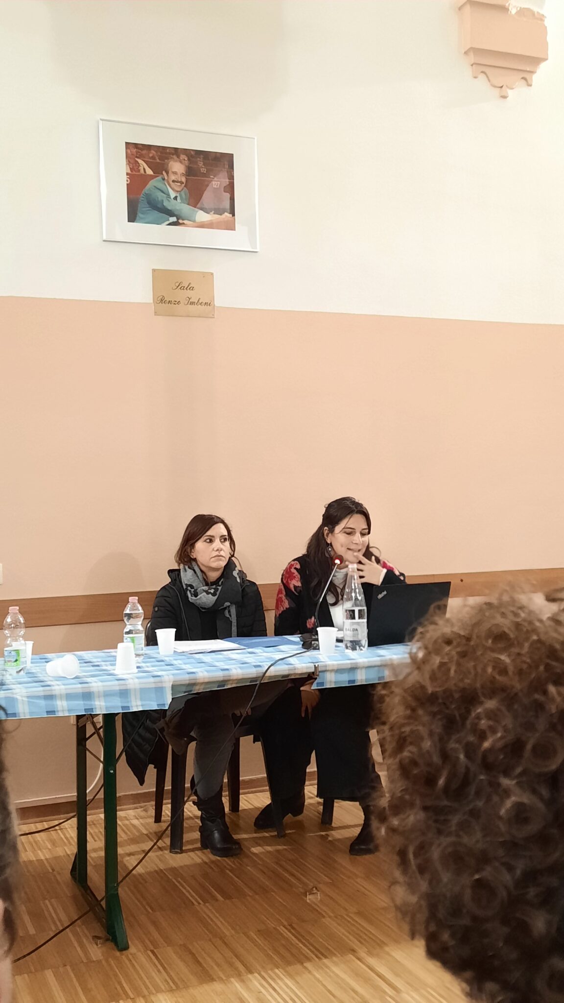 Un'immagine che ritrae mobilia, sedia, conversazione, scrivania e collaborazione.