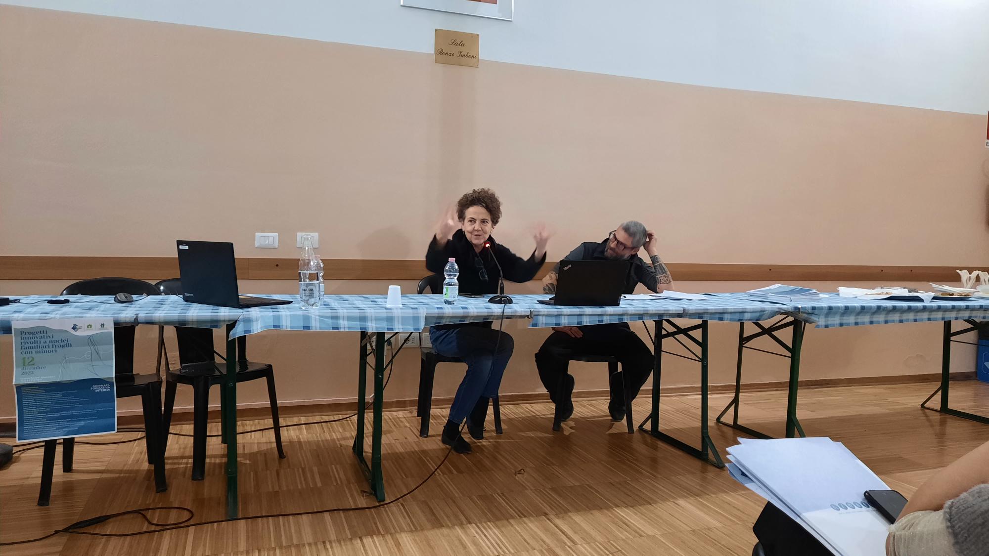 Un'immagine che ritrae mobilia, tavolo, pavimentazione, sedia e pavimento.