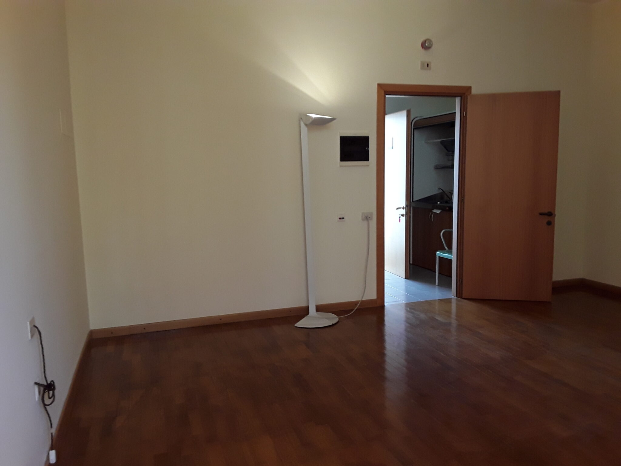 Un'immagine che ritrae pavimentazione, pavimento, pavimenti in legno, legna e pavimento laminato.