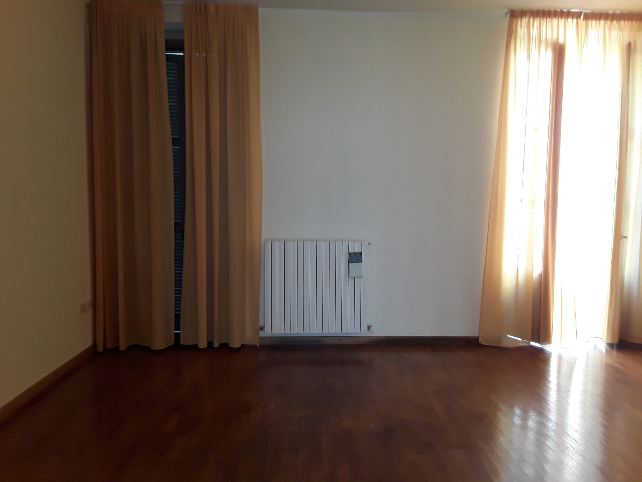 Un'immagine che ritrae pavimentazione, pavimento, legna, pavimenti in legno e design d'interni.