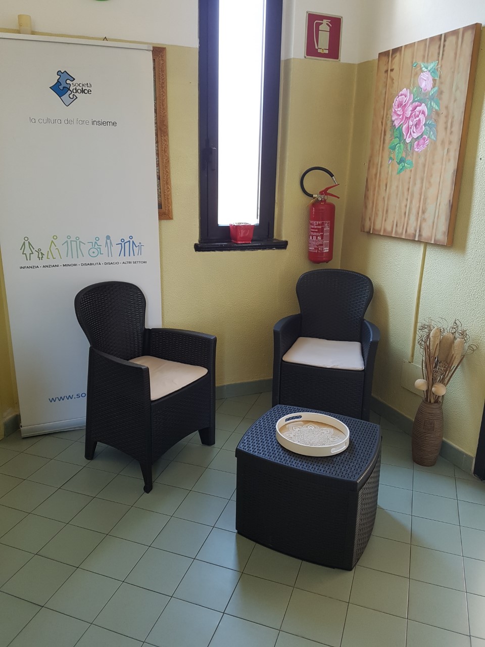 Un'immagine che ritrae mobilia, pavimentazione, sedia, pavimento e design d'interni.