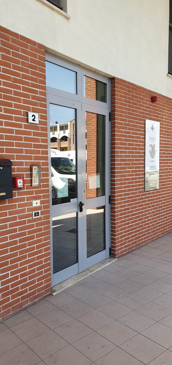 Un'immagine che ritrae parete, porta, mattone, muratura e porta di casa.