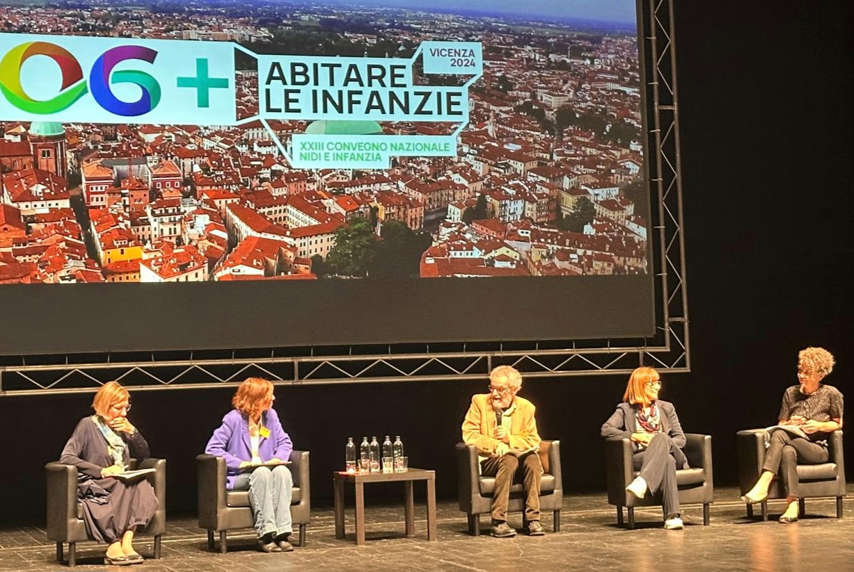 Un'immagine che ritrae dispositivo di visualizzazione, tecnologia, cappotto, condivisione e multimedia.