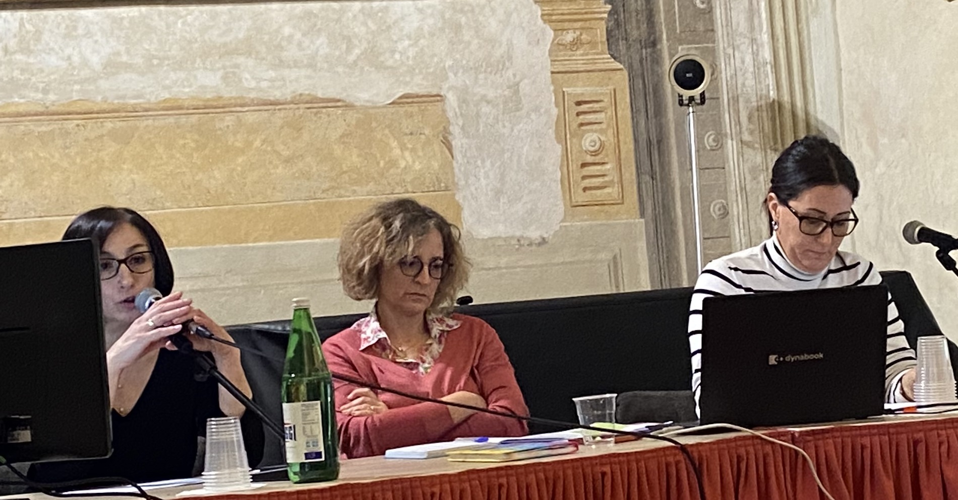 Un'immagine che ritrae dispositivo elettronico, mobilia, occhiali, tavolo e scrivania.