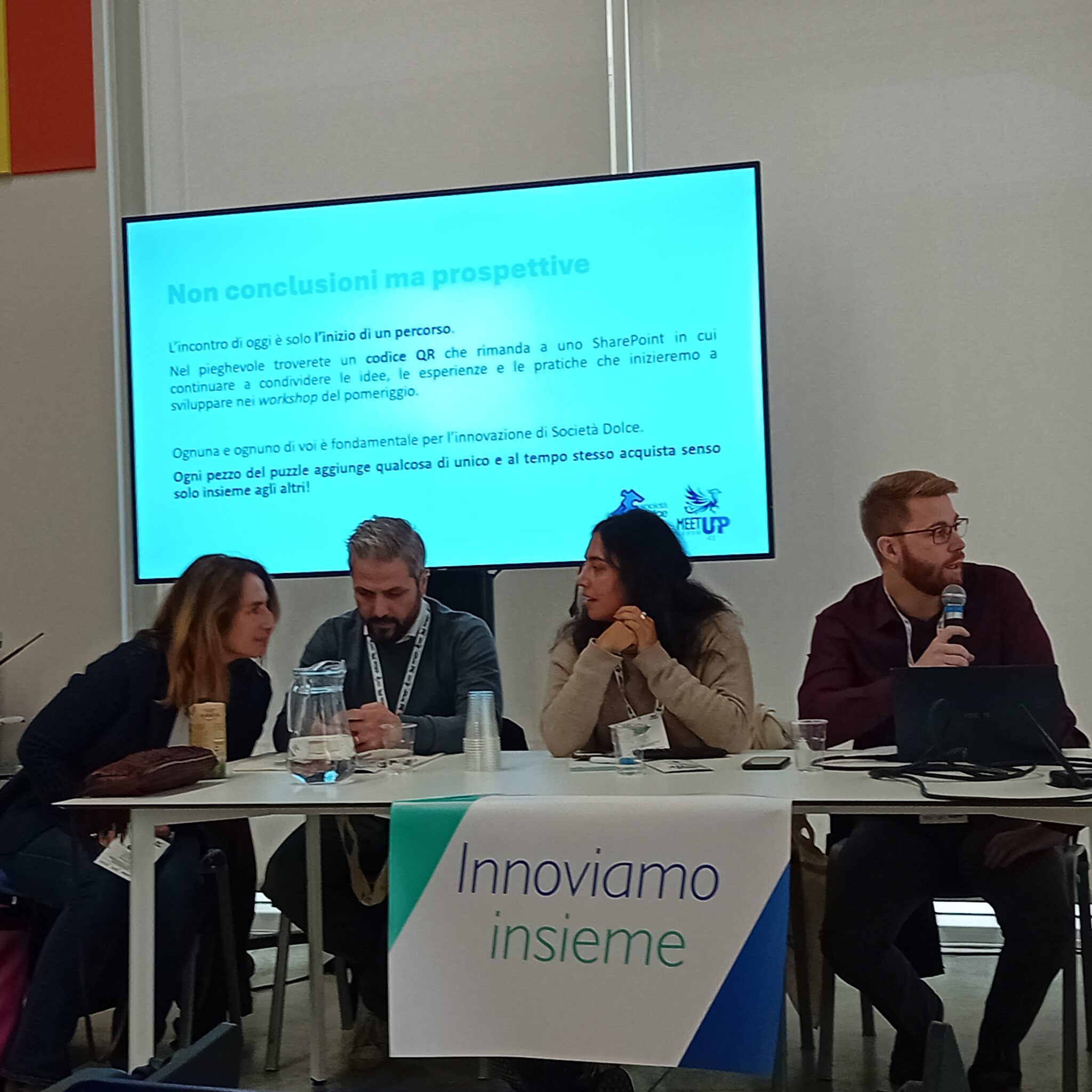 Un'immagine che ritrae mobilia, tavolo, dispositivo elettronico, sedia e abito.