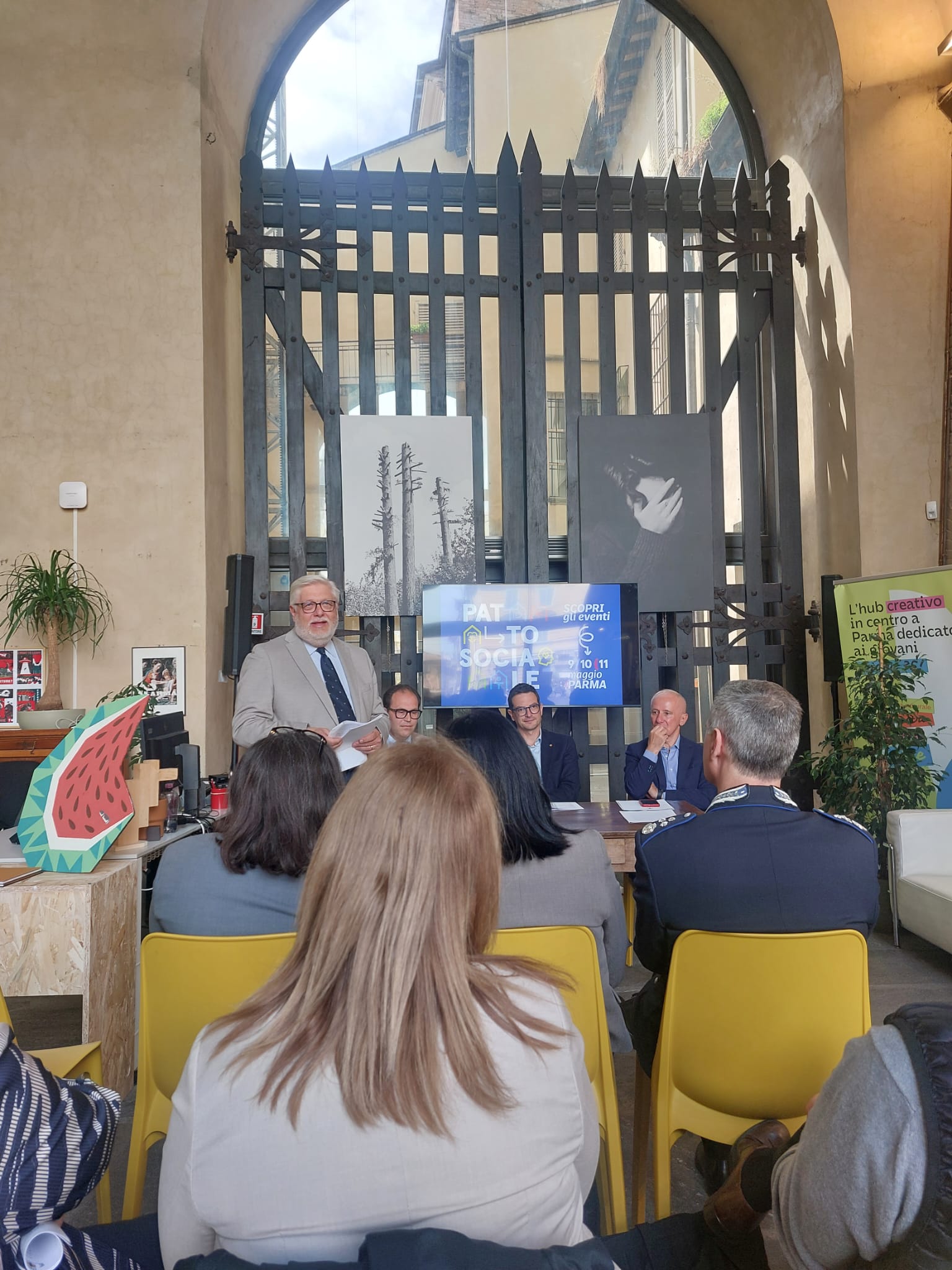 Un'immagine che ritrae mobilia, sedia, lavoro, collaborazione e gestione.