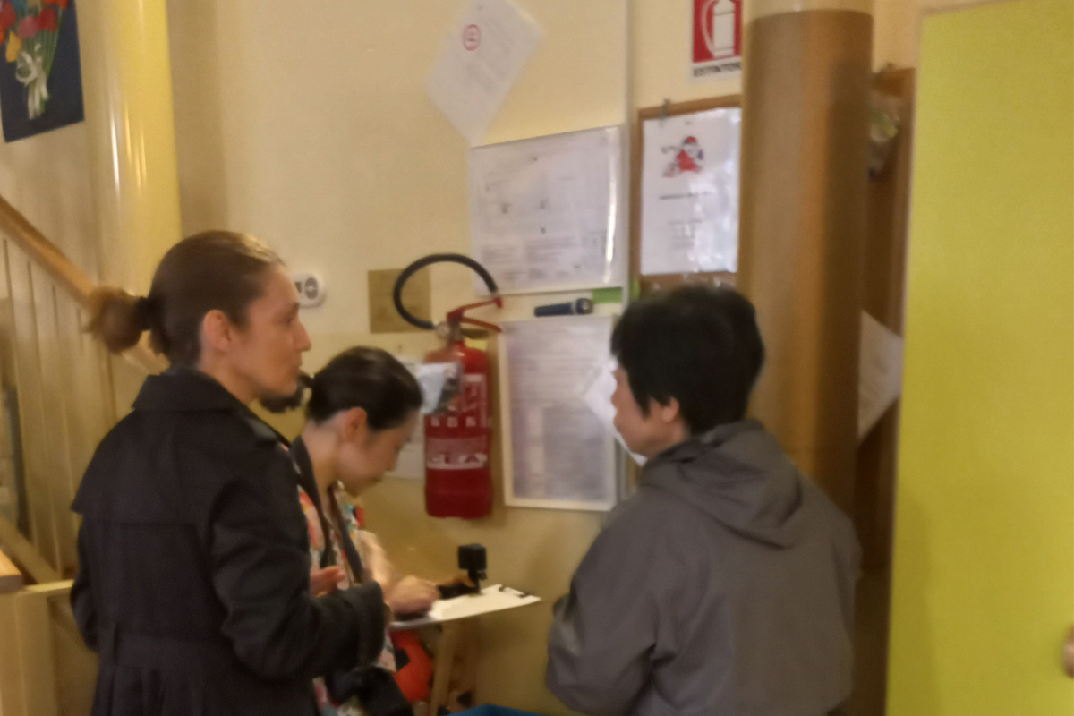 Un'immagine che ritrae capispalla, giacca, camera, borsa e conversazione.