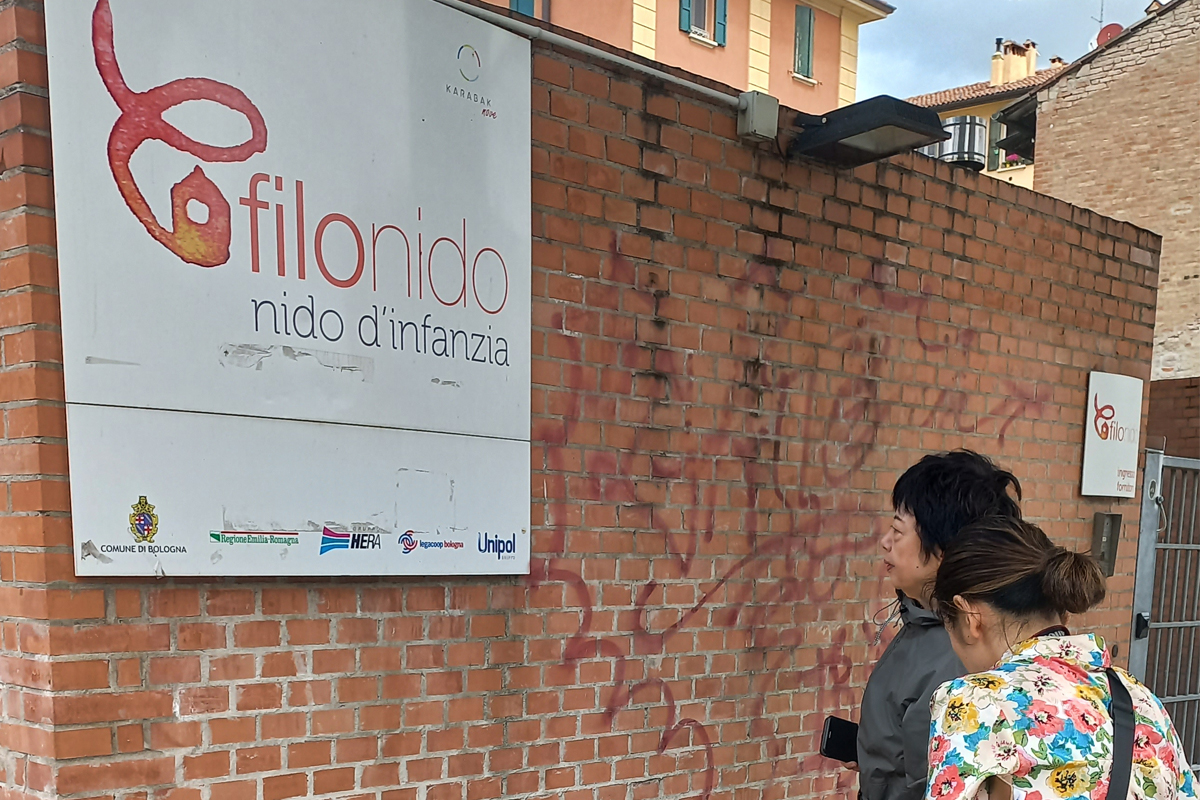Un'immagine che ritrae mattone, muratura, pubblicità e bandiera.