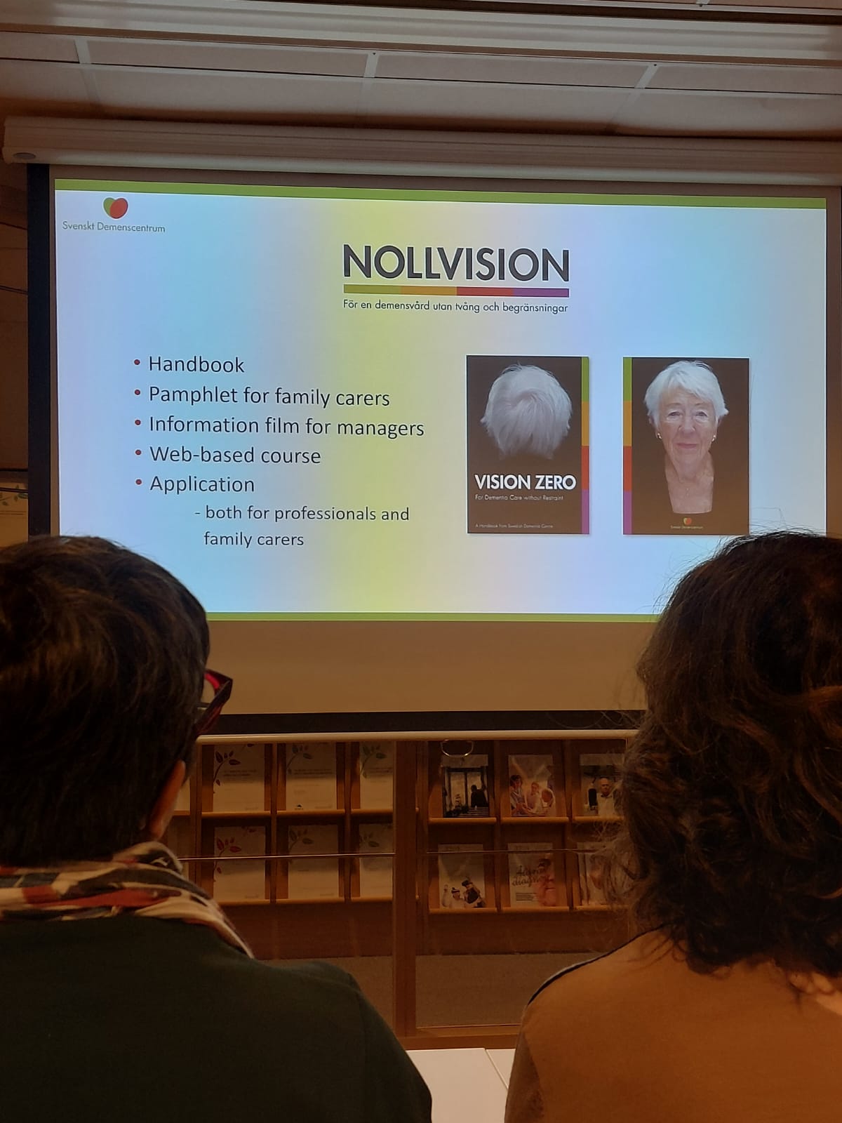 Un'immagine che ritrae dispositivo elettronico, tecnologia, dispositivo di visualizzazione, presentazione e multimedia.