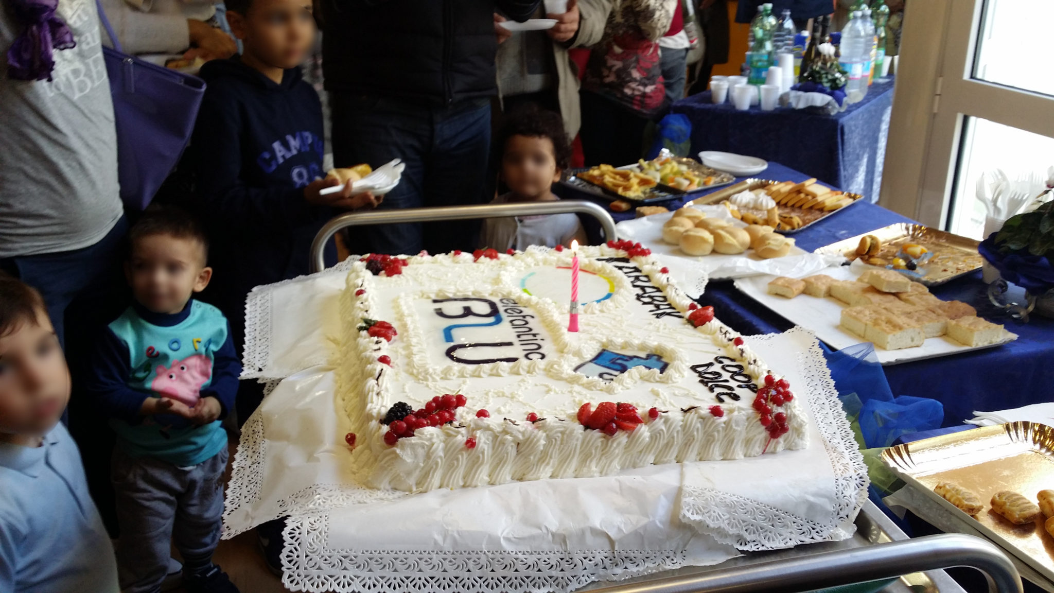 Un'immagine che ritrae cibo, torta, camicia, dessert e decorazione di torte.