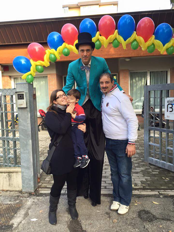 Un'immagine che ritrae sorriso, palloncino, forniture per feste, felicità e divertimento.