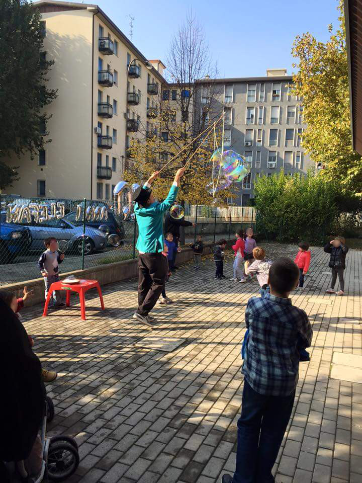 Un'immagine che ritrae spazio pubblico, ricreazione, tempo libero, condominio e bambino.