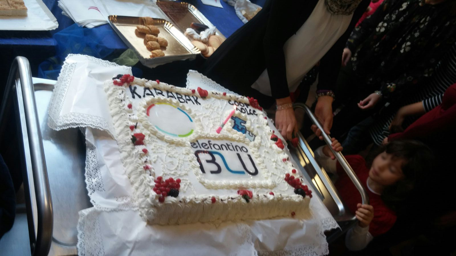 Un'immagine che ritrae torta, cibo, dessert, decorazione di torte e forniture per decorazioni di torte.