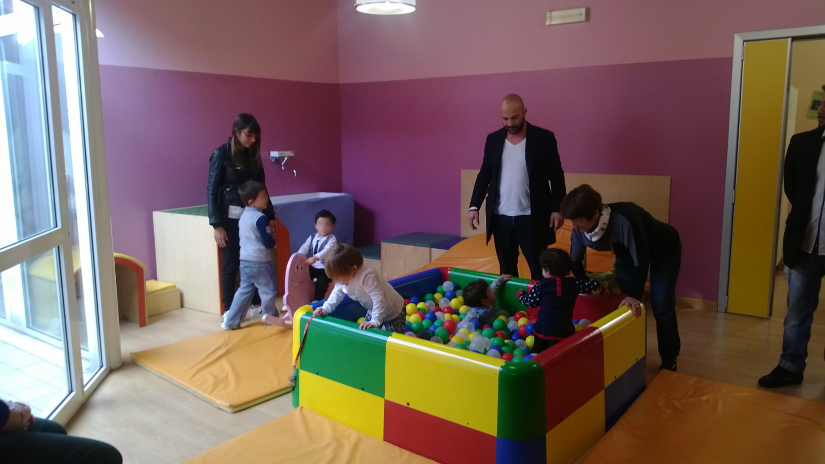 Un'immagine che ritrae pavimentazione, ricreazione, bambino, divertimento e giocare.