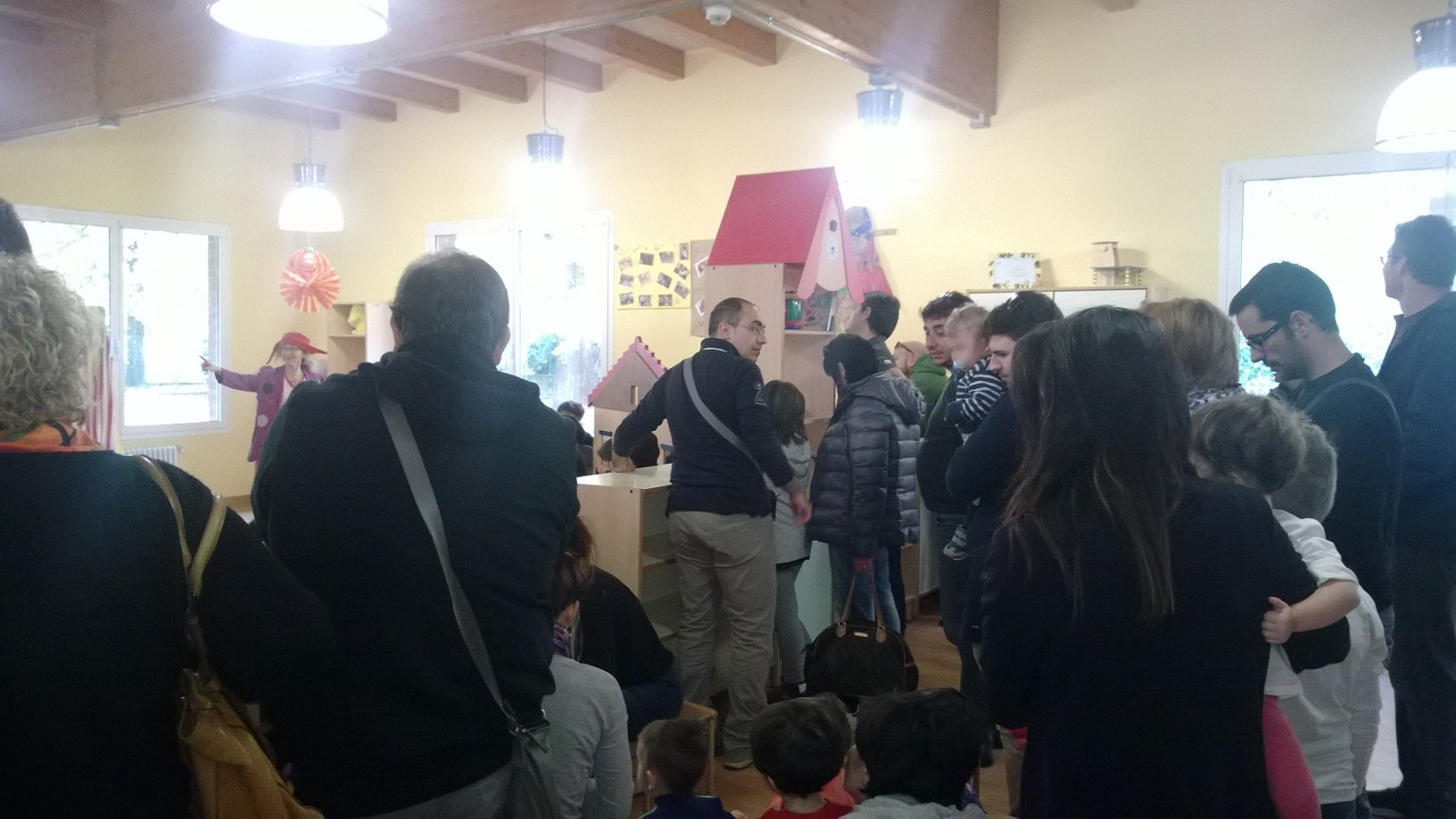 Un'immagine che ritrae capelli, giacca, pantaloni, jeans e capispalla.