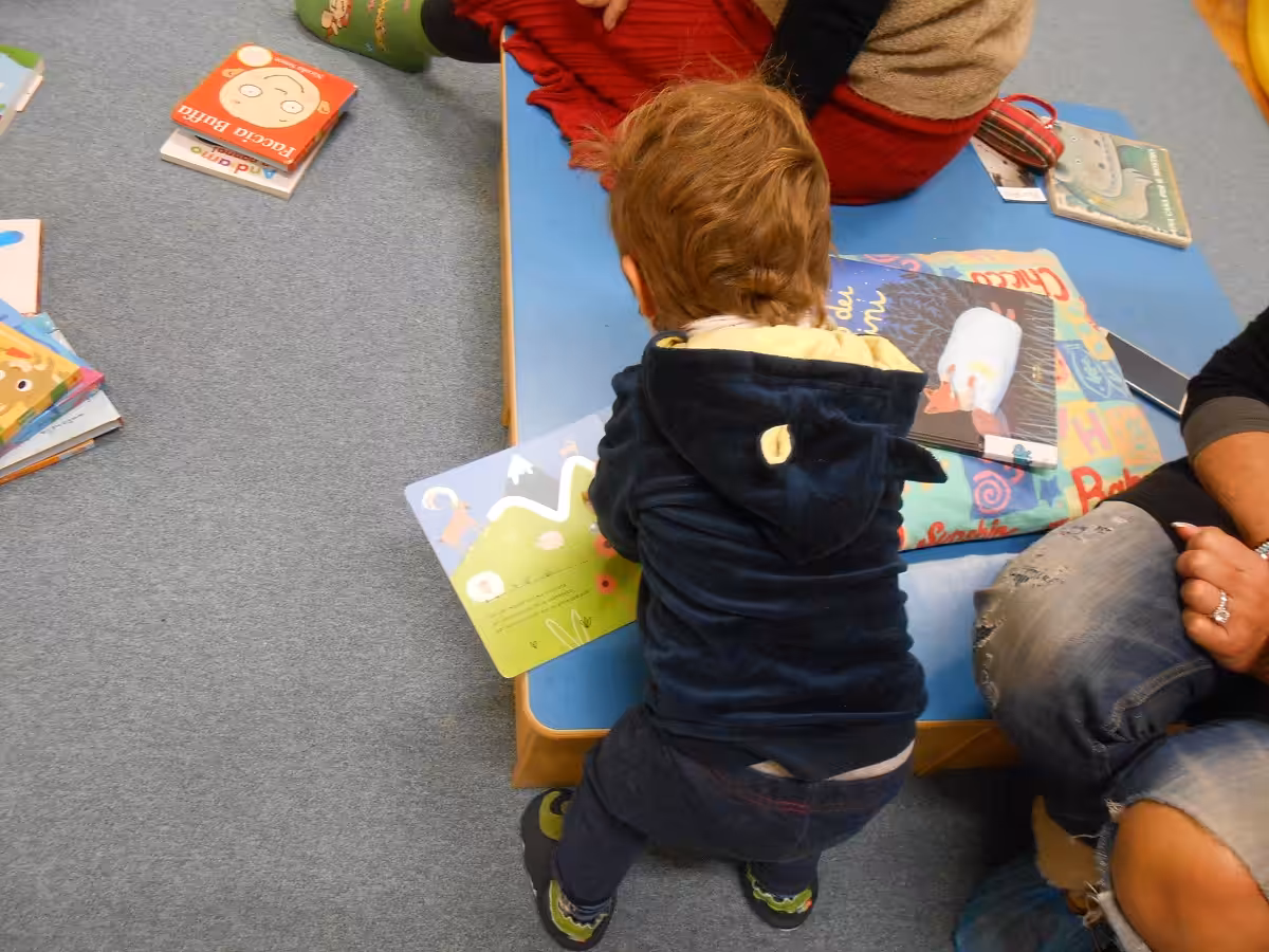 Un'immagine che ritrae mano, bambino, dito, bambino che fa i primi passi e apprendimento.