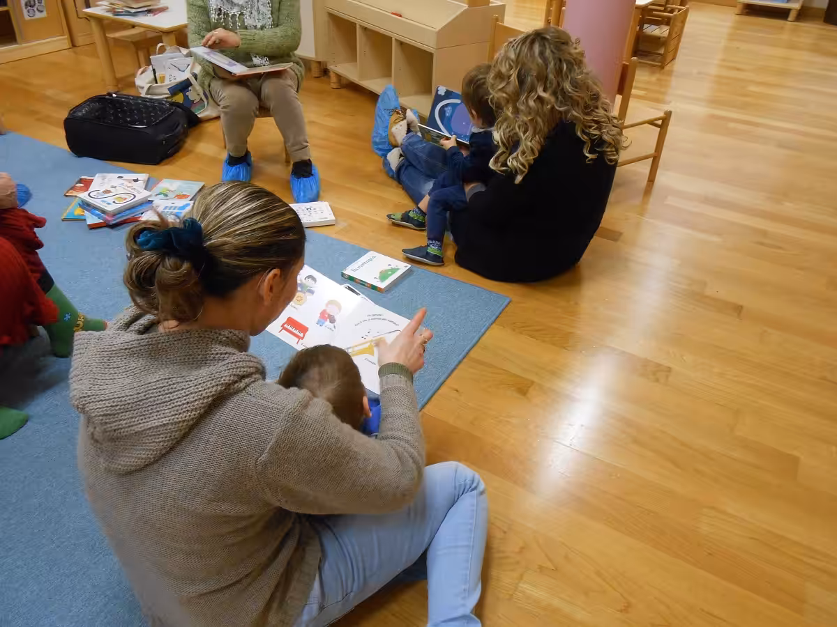 Un'immagine che ritrae pavimentazione, jeans, mobilia, scaffalature e apprendimento.