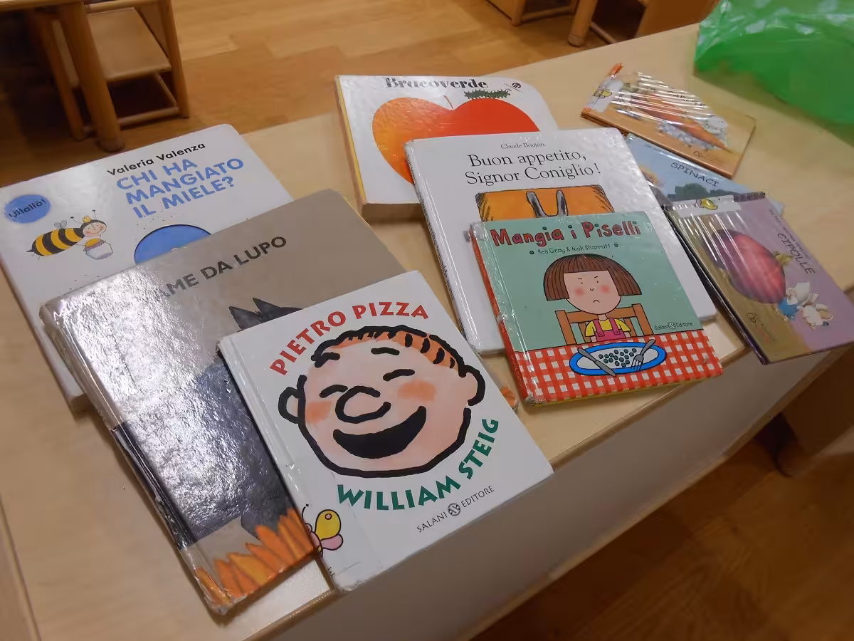 Un'immagine che ritrae prodotto di carta, carta, pubblicazione, libro e copertina del libro.
