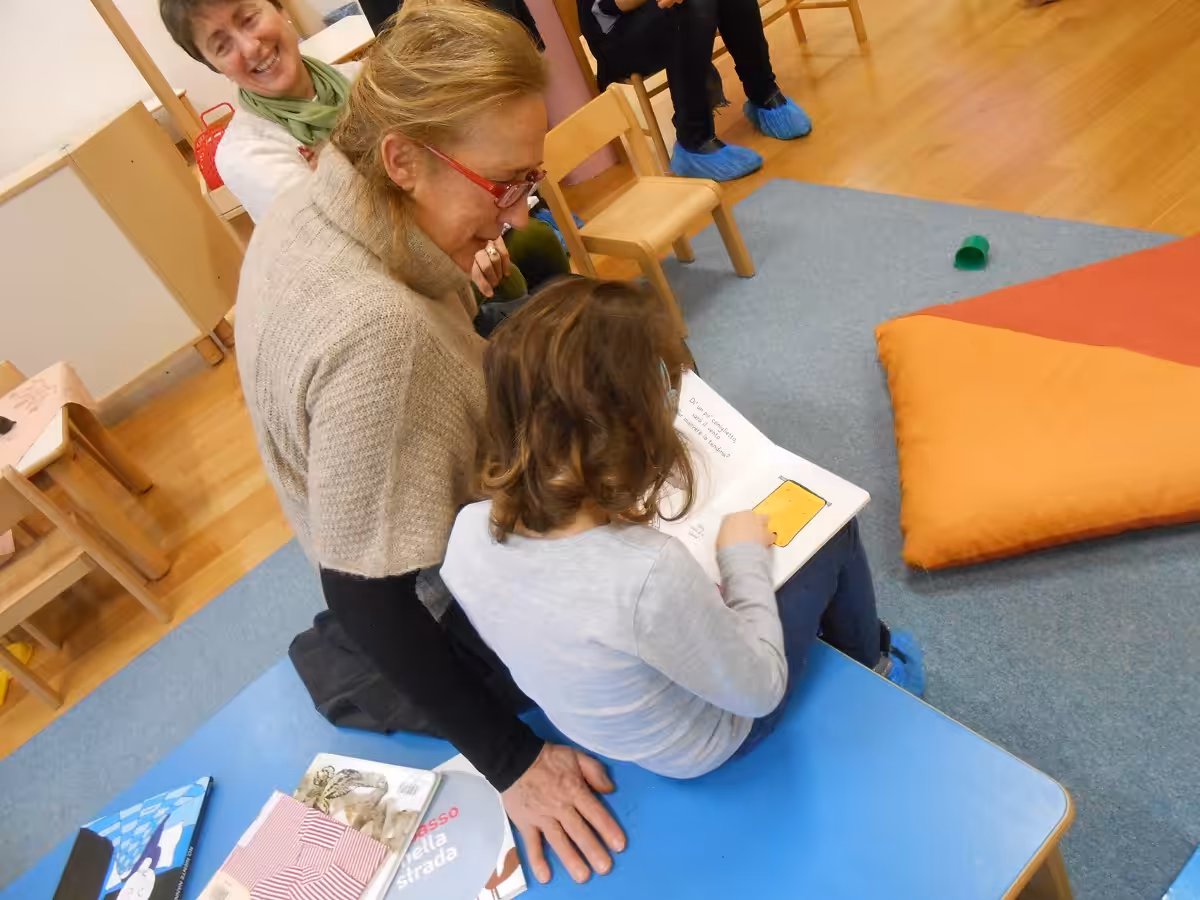 Un'immagine che ritrae mobilia, tavolo, apprendimento, camera e condivisione.