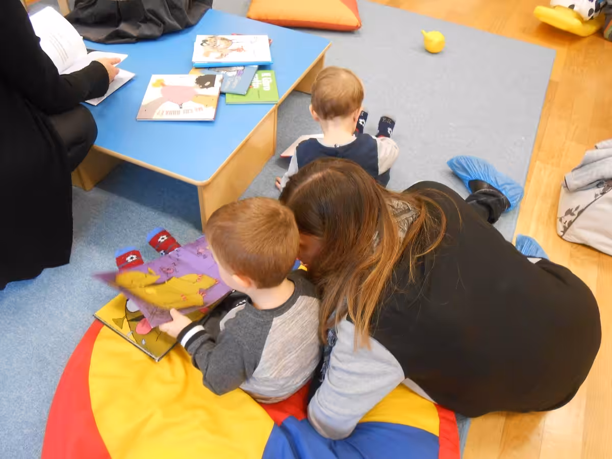 Un'immagine che ritrae mano, bambino, seduta, camera e asilo.