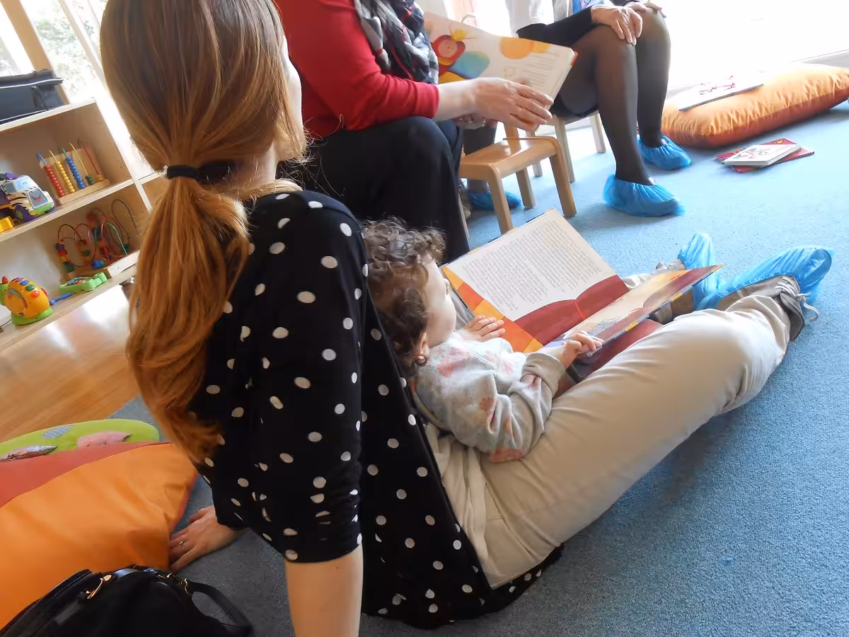 Un'immagine che ritrae vestiario, mano, mobilia, pavimentazione e libreria.